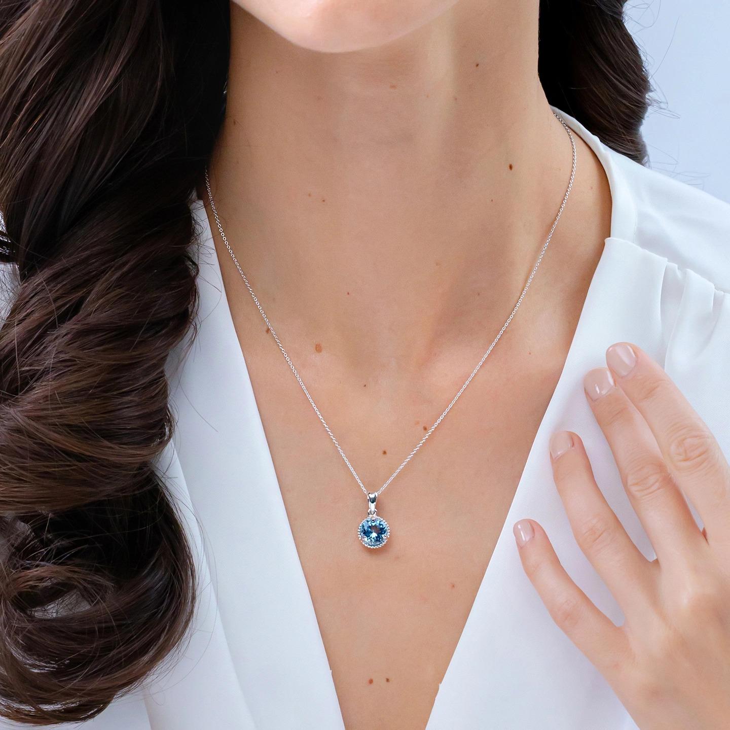Angara Natural Claw-Set 3,2 ct Aquamarin Solitär-Anhänger in 14K Gelbgold (Moderne) im Angebot
