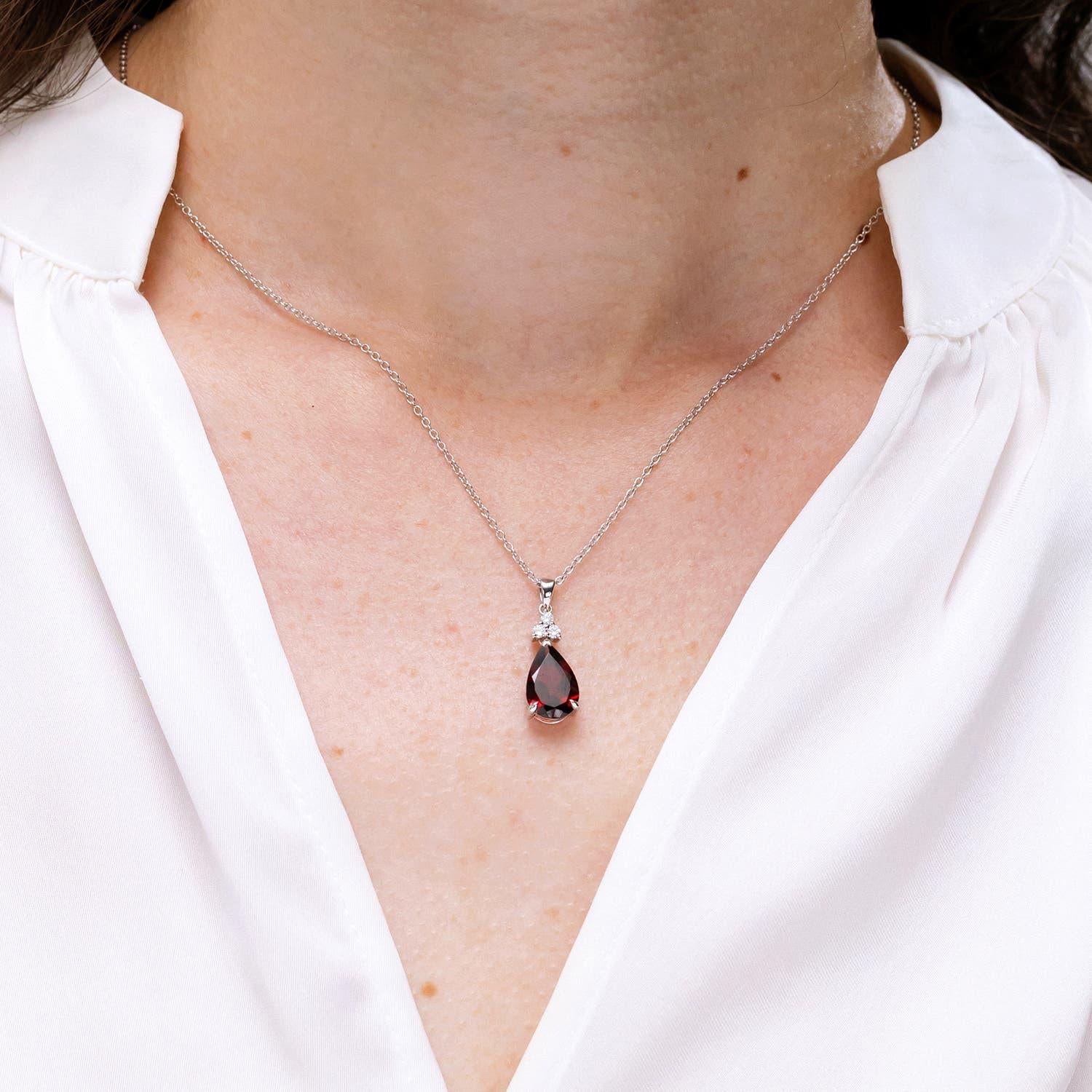 Colgante de gota de granate natural de 3,5 ct engarzado en garra Angara con trío de diamantes en platino Moderno en venta