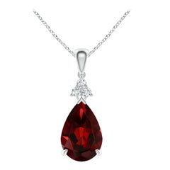 Colgante de gota de granate natural de 3,5 ct engarzado en garra Angara con trío de diamantes en platino