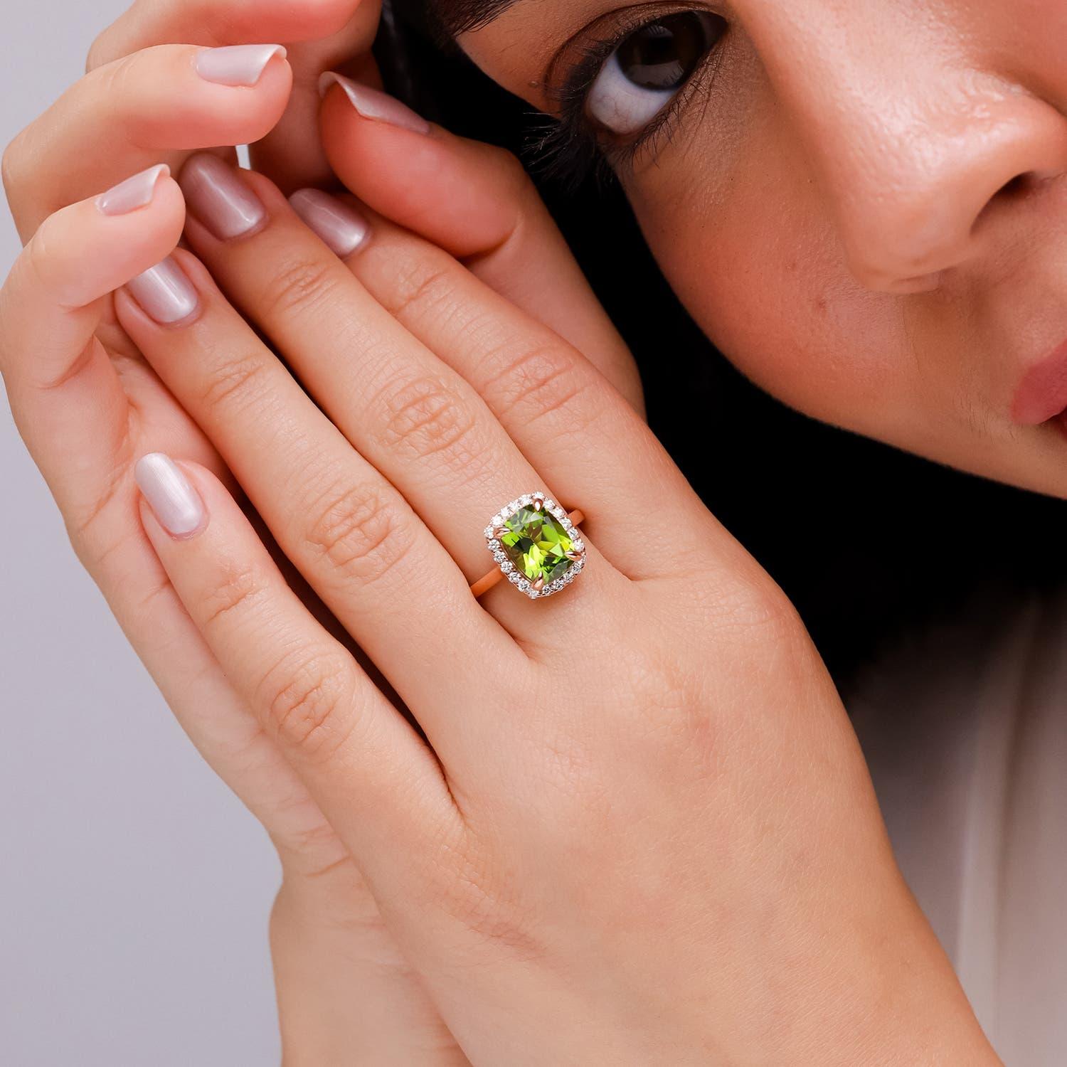 Moderno Angara Anello da cocktail con peridoto naturale incastonato a forma di cuscino da 2,9 carati in oro massiccio 14K in vendita