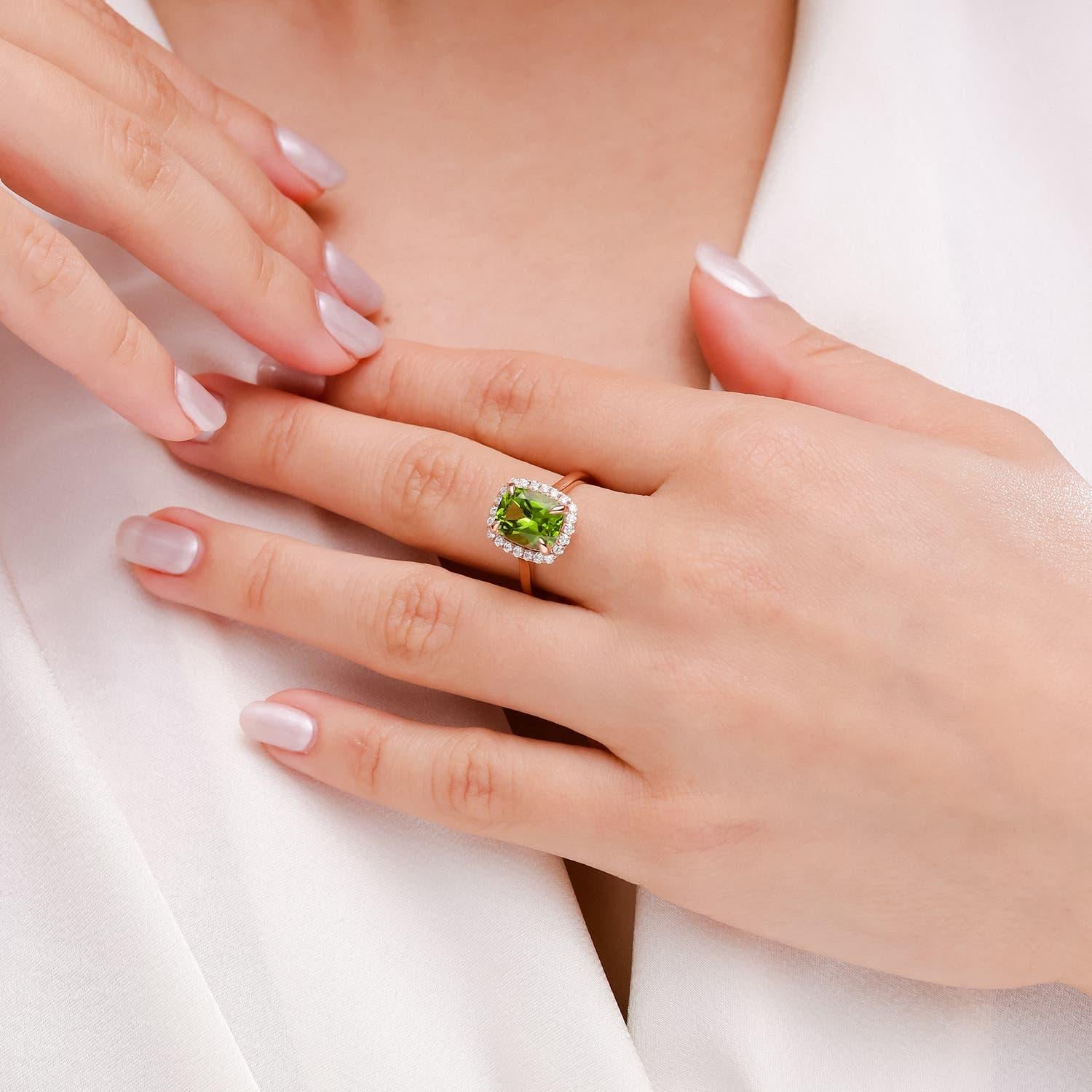 Taglio cuscino Angara Anello da cocktail con peridoto naturale incastonato a forma di cuscino da 2,9 carati in oro massiccio 14K in vendita