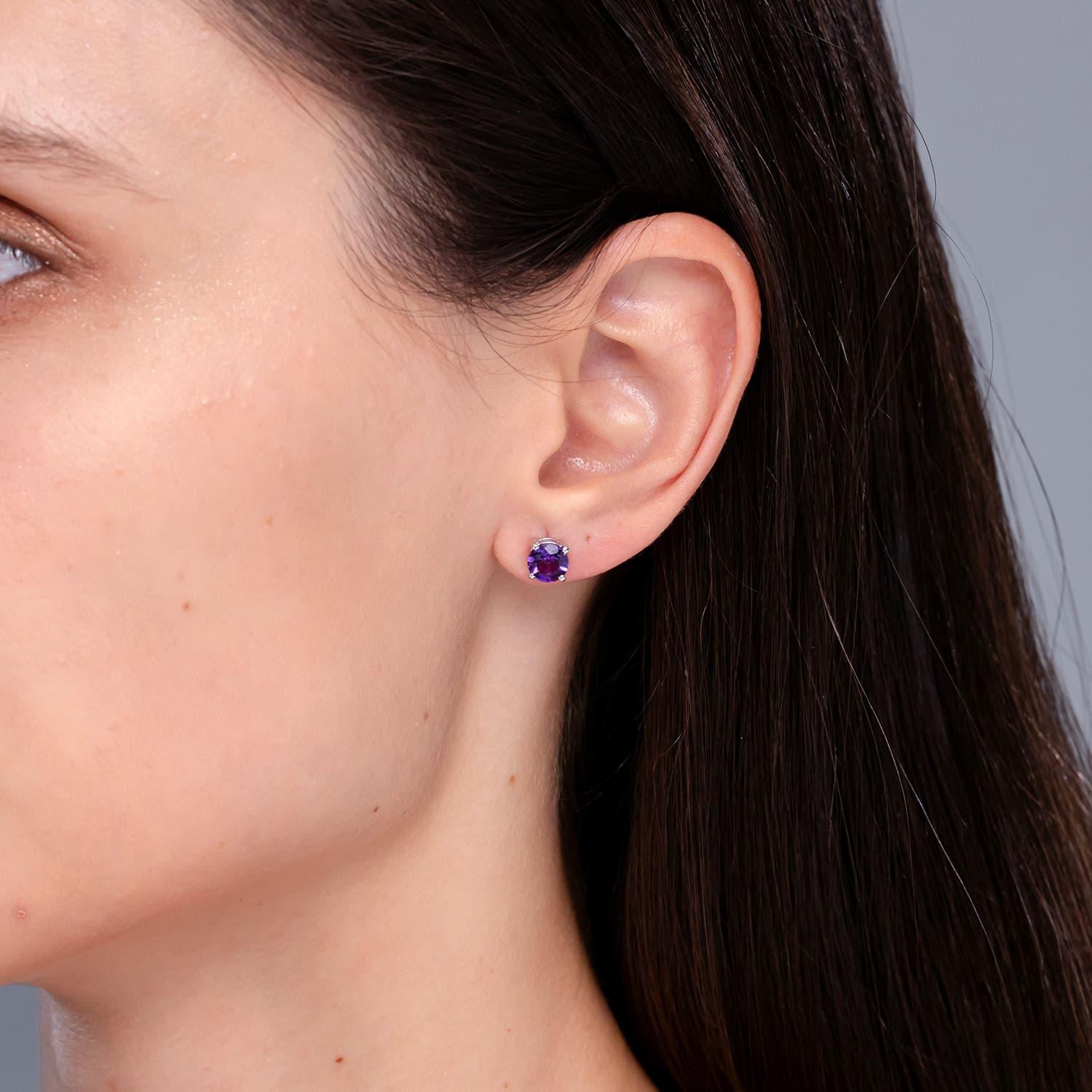 Moderno Angara Natural Claw-Set Round 1.6ct Amethyst Solitaire Stud Earrings in 14K Gold in vendita
