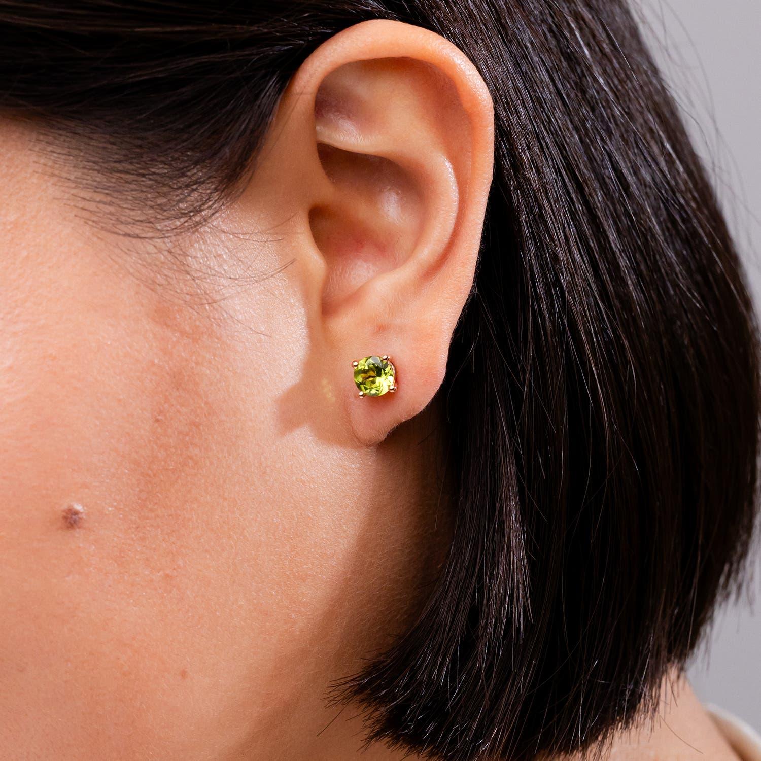 Moderno Angara Orecchini con perno solitario di peridoto tondo da 1,9 carati con incastonatura a griffe naturale in oro 14K in vendita