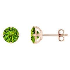 Angara Orecchini con perno solitario di peridoto tondo da 1,9 carati con incastonatura a griffe naturale in oro 14K