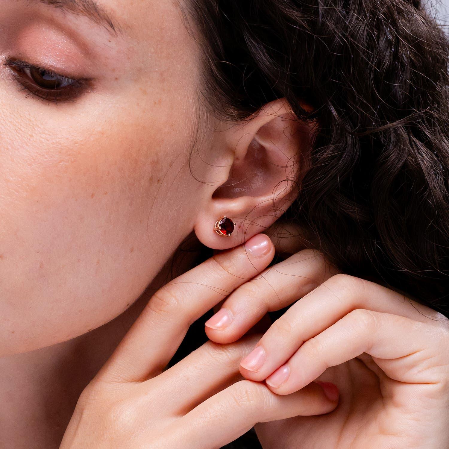 Moderne Angara - Boucles d'oreilles solitaires en or 14 carats, grenat rond 2 ct, serti clos, naturel en vente