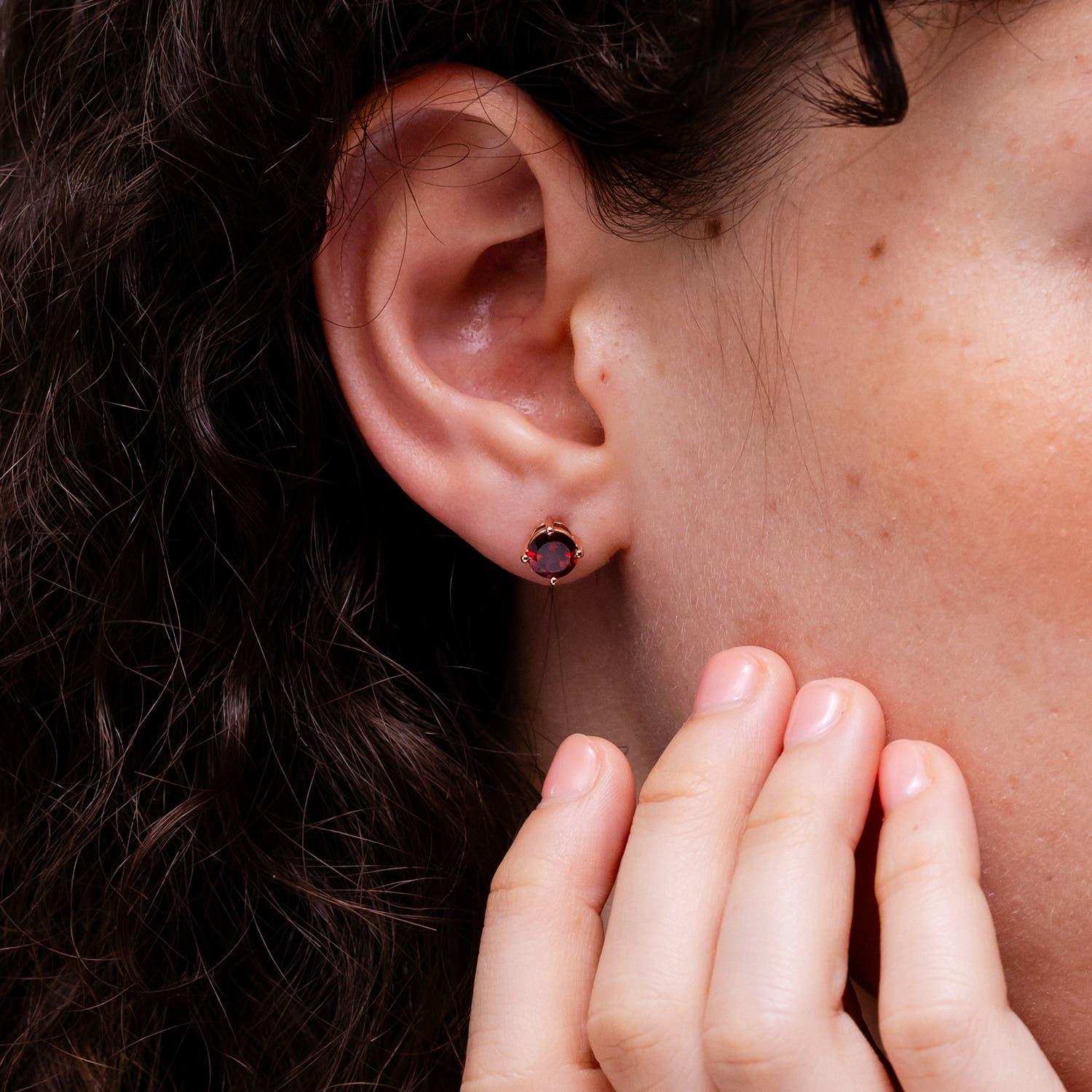 Taille ronde Angara - Boucles d'oreilles solitaires en or 14 carats, grenat rond 2 ct, serti clos, naturel en vente