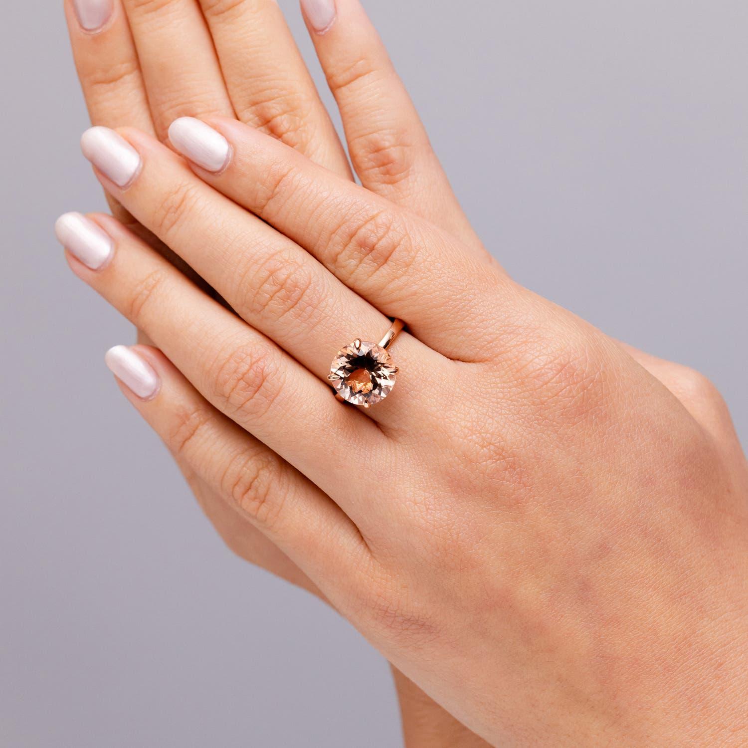 Angara natürlichen Claw-Set Runde 5,1 ct Morganit Cocktail-Ring in 14K massivem Gold (Moderne) im Angebot