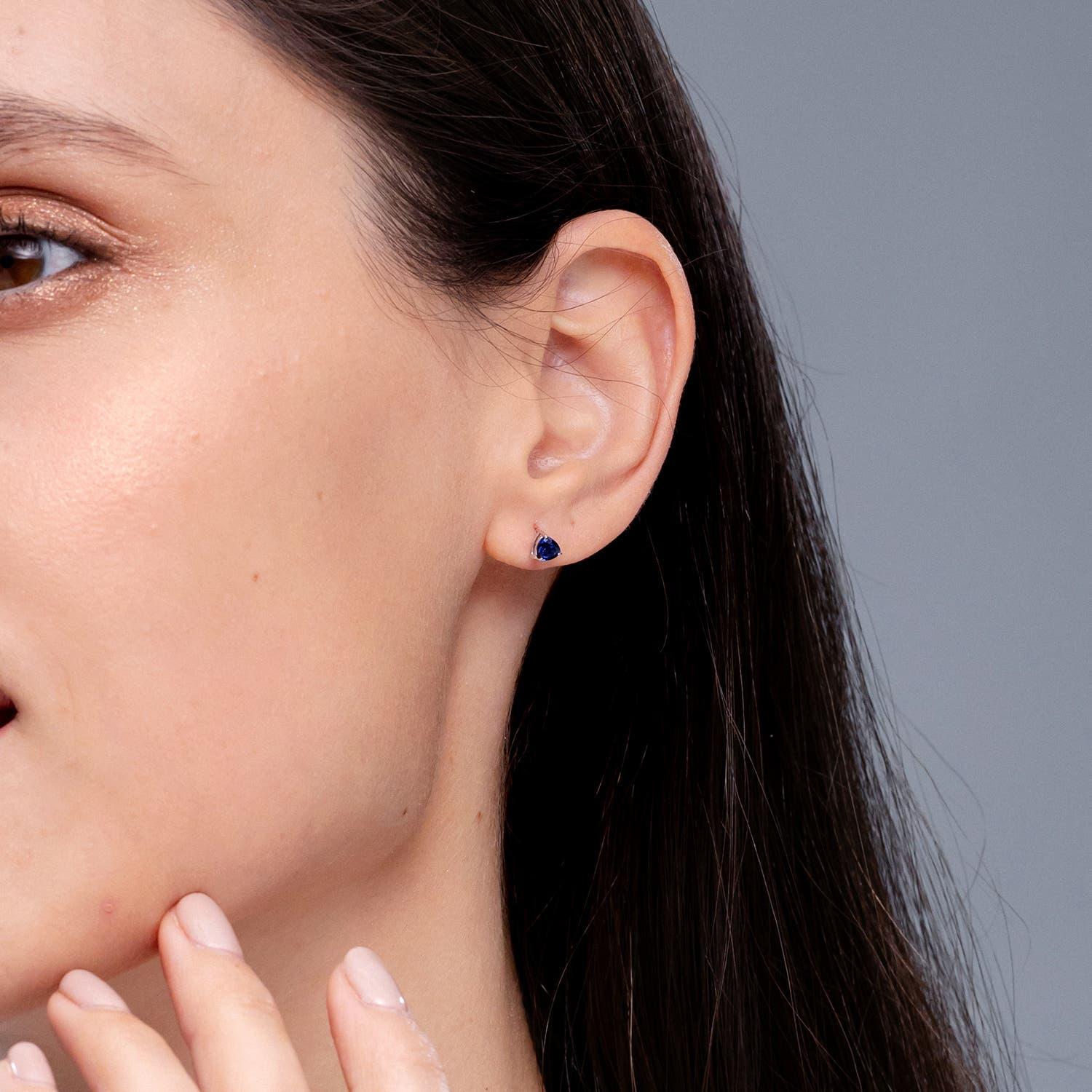 Moderne Angara - Boucles d'oreilles en or 14 carats avec saphir trillion serti sur griffes pour femmes en vente