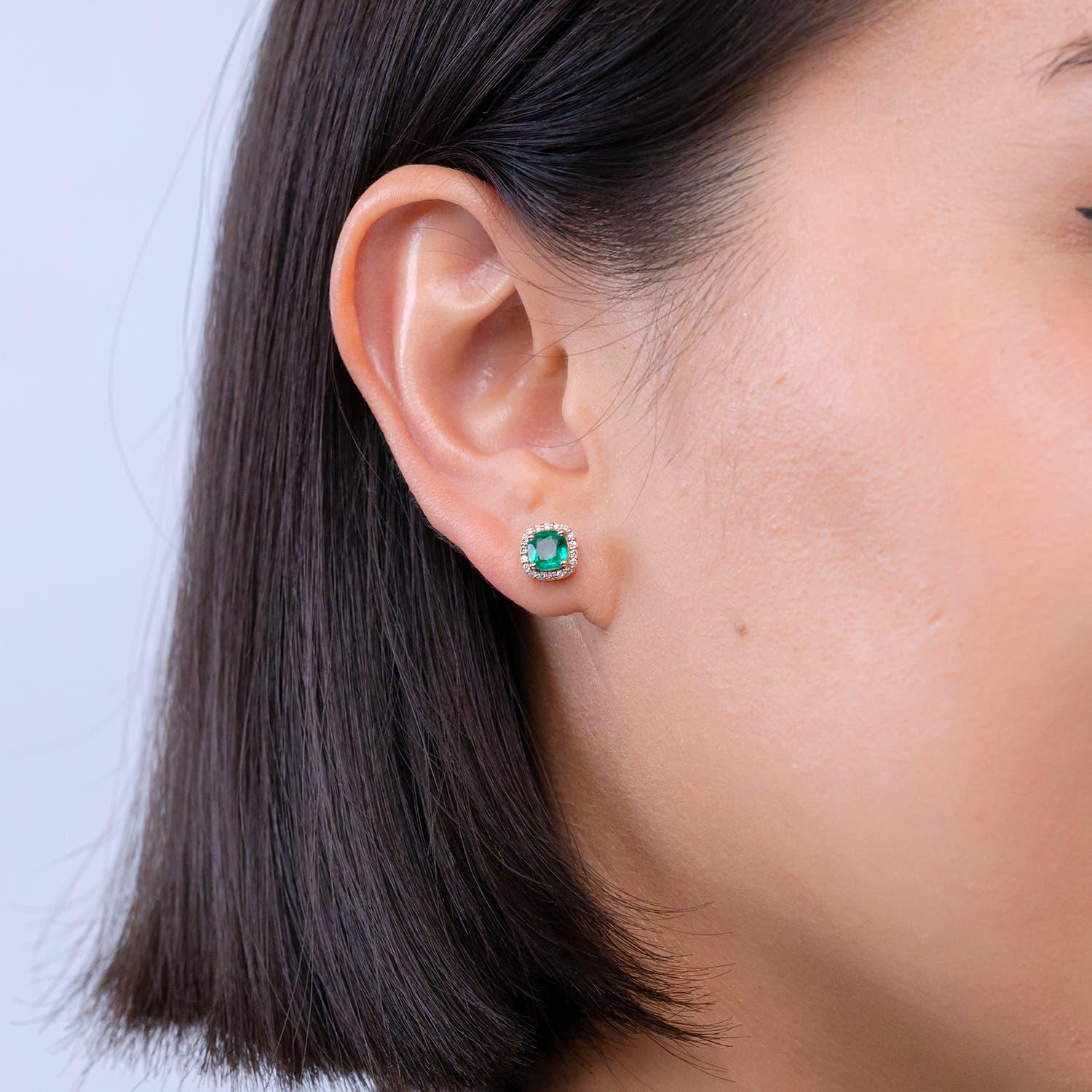 Moderne Angara Natural Cushion 1.1 ct Emerald Studs with Diamond Halo in 14K Solid Gold (Clous d'oreilles en or massif 14K) en vente