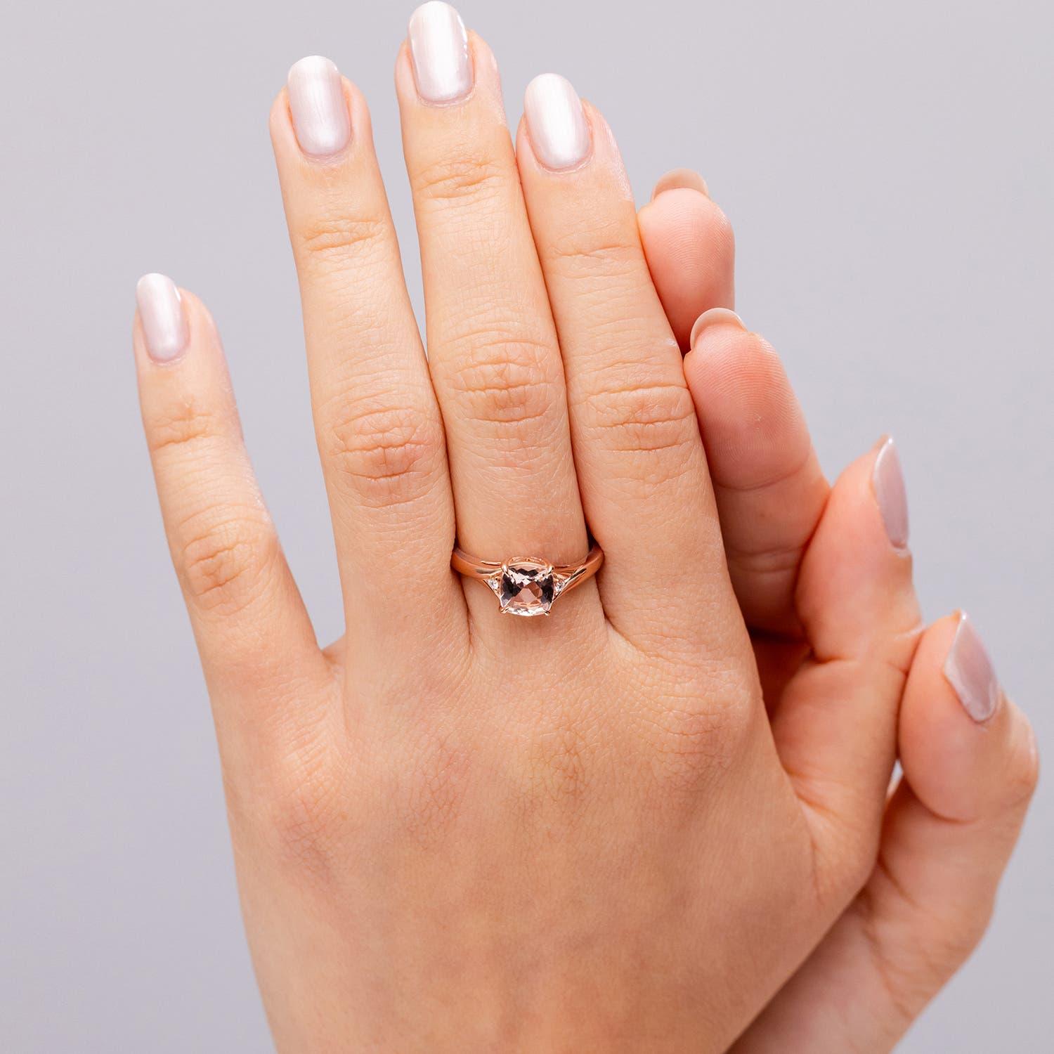 Angara natürlichen Kissen 1,2 ct Morganit Solitär-Ring in 14K massivem Gold (Moderne) im Angebot
