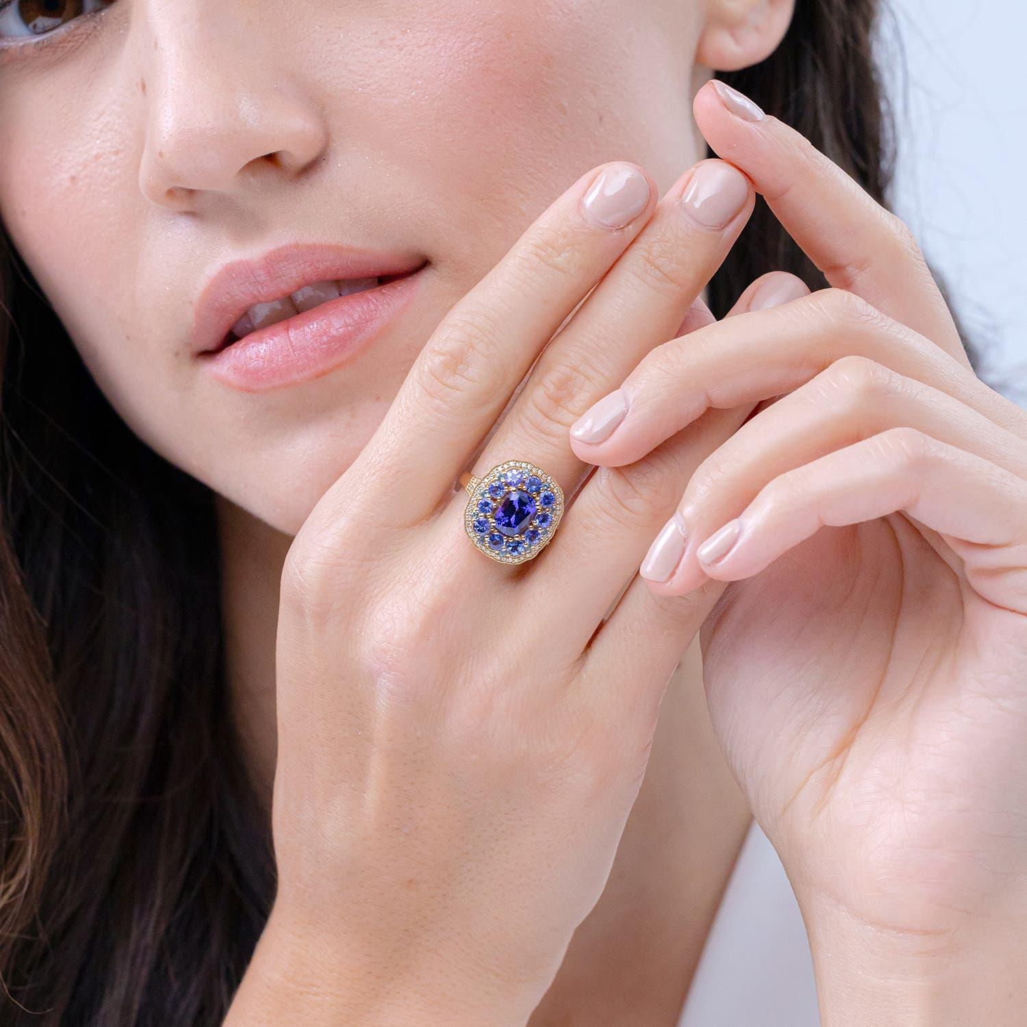 Angara Natural Cushion 1,6ct Tanzanite Cocktail Ring in 14K massivem Gold für Frauen (Moderne) im Angebot