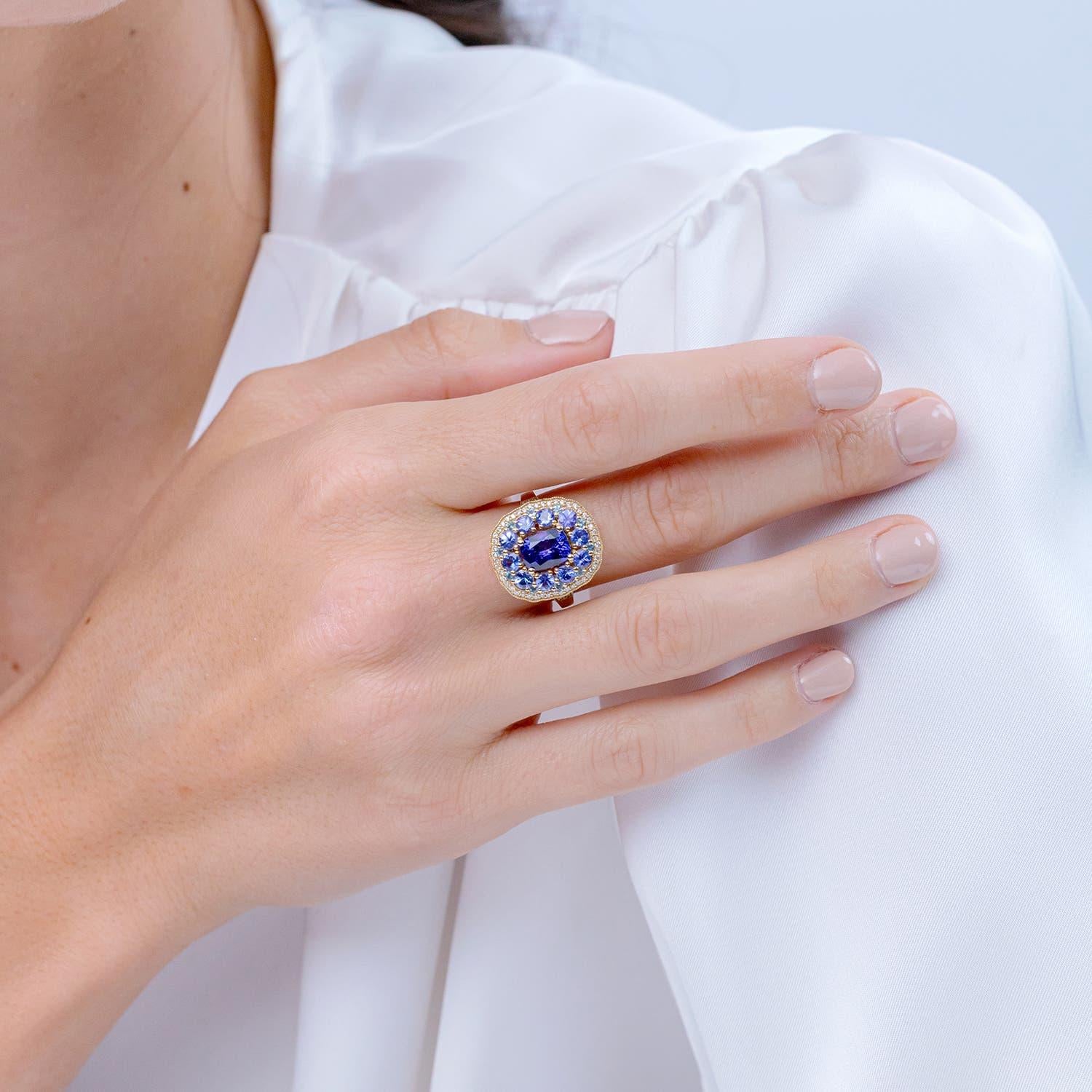 Angara Natural Cushion 1,6ct Tanzanite Cocktail Ring in 14K massivem Gold für Frauen (Kissenschliff) im Angebot