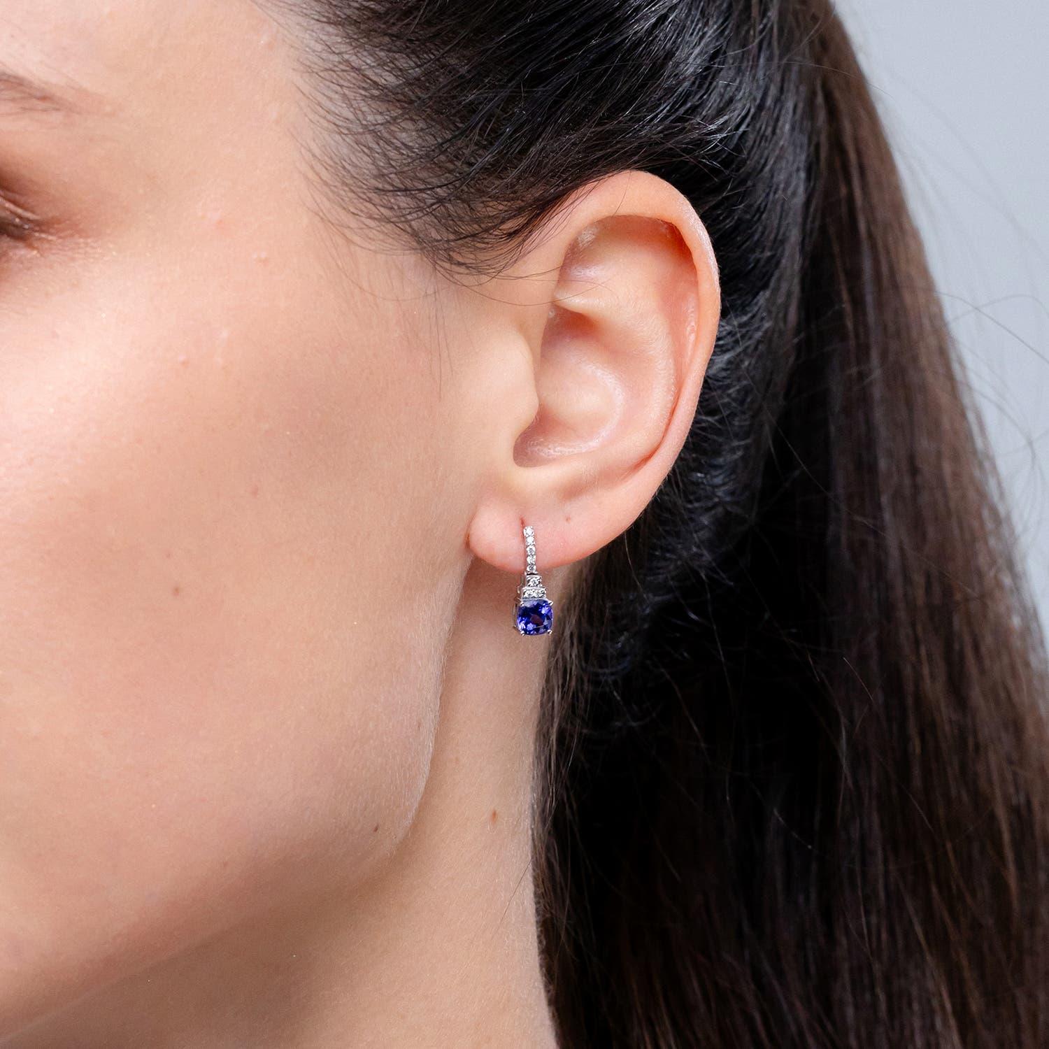 Moderne Boucles d'oreilles pendantes en or 14 carats avec coussin de 1,6 carat de Tanzanite naturelle et diamants en vente