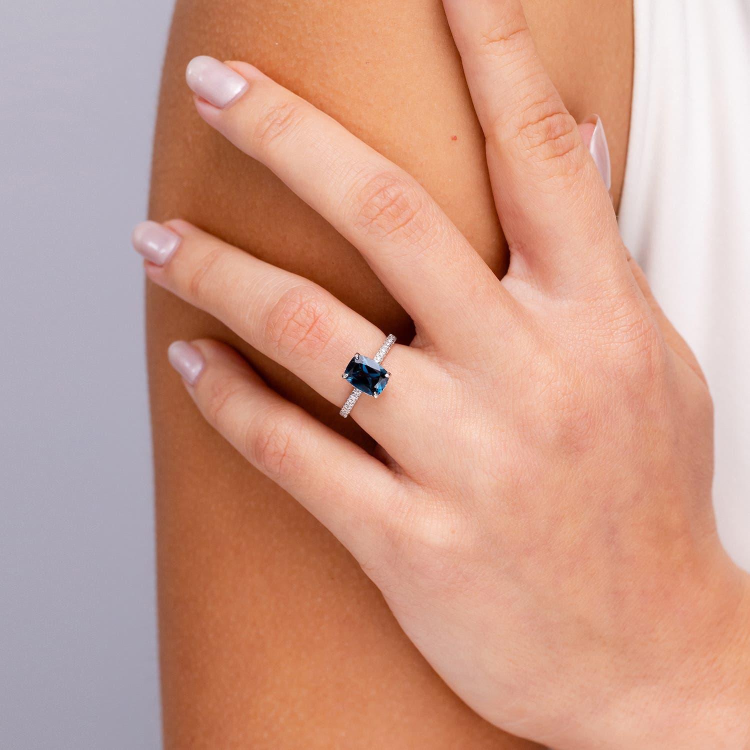 Angara Natural Cushion 2,2 ct London Blue Topaz Ring in 14K massivem Gold für Frauen (Moderne) im Angebot
