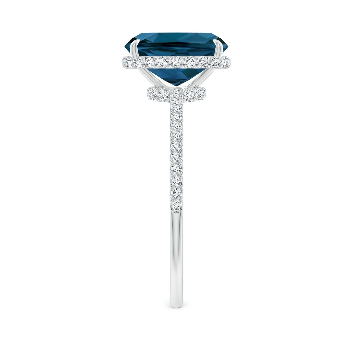 Angara Natural Cushion 2,2 ct London Blue Topaz Ring in 14K massivem Gold für Frauen (Kissenschliff) im Angebot