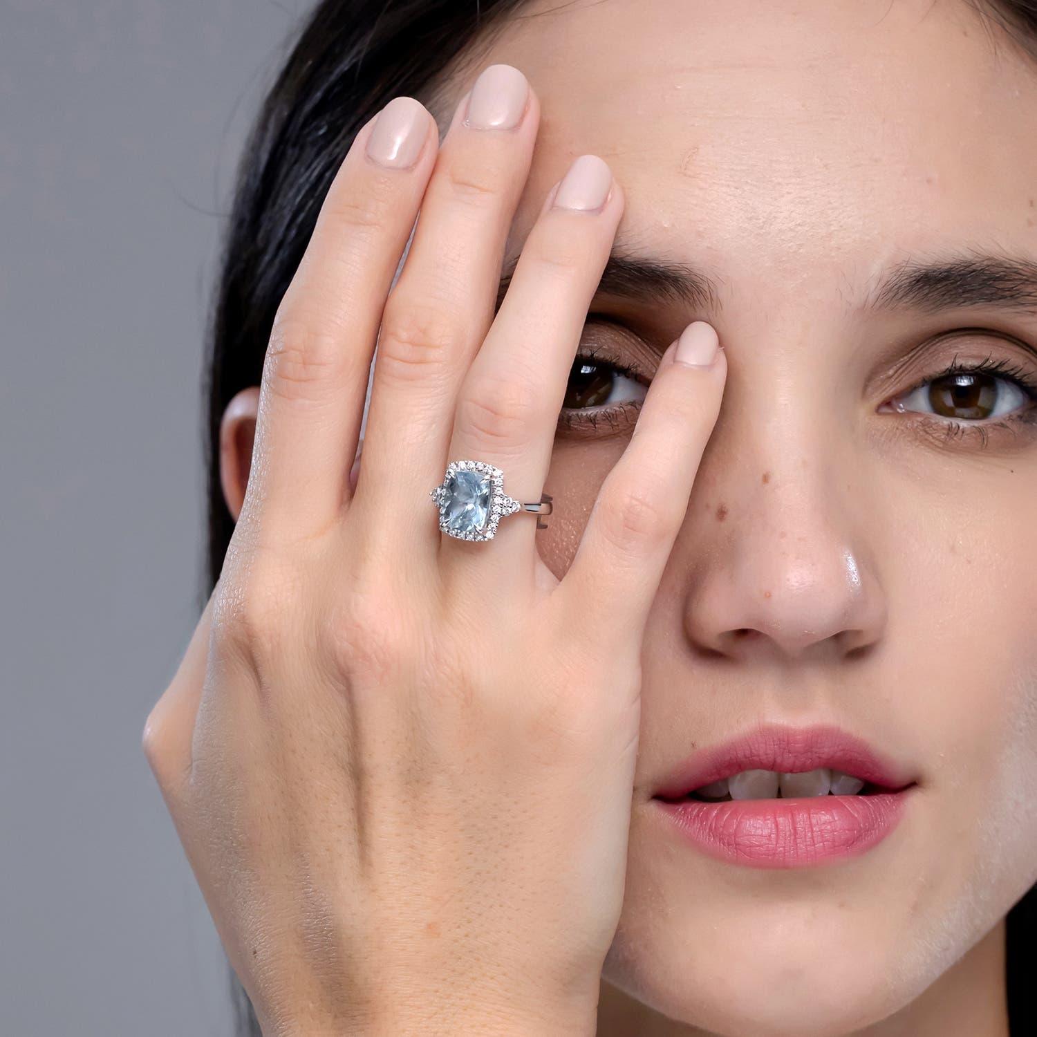 Moderne Bague Halo en or 14K de 2,45 ct d'aigue-marine coussinée naturelle avec diamants Angara en vente