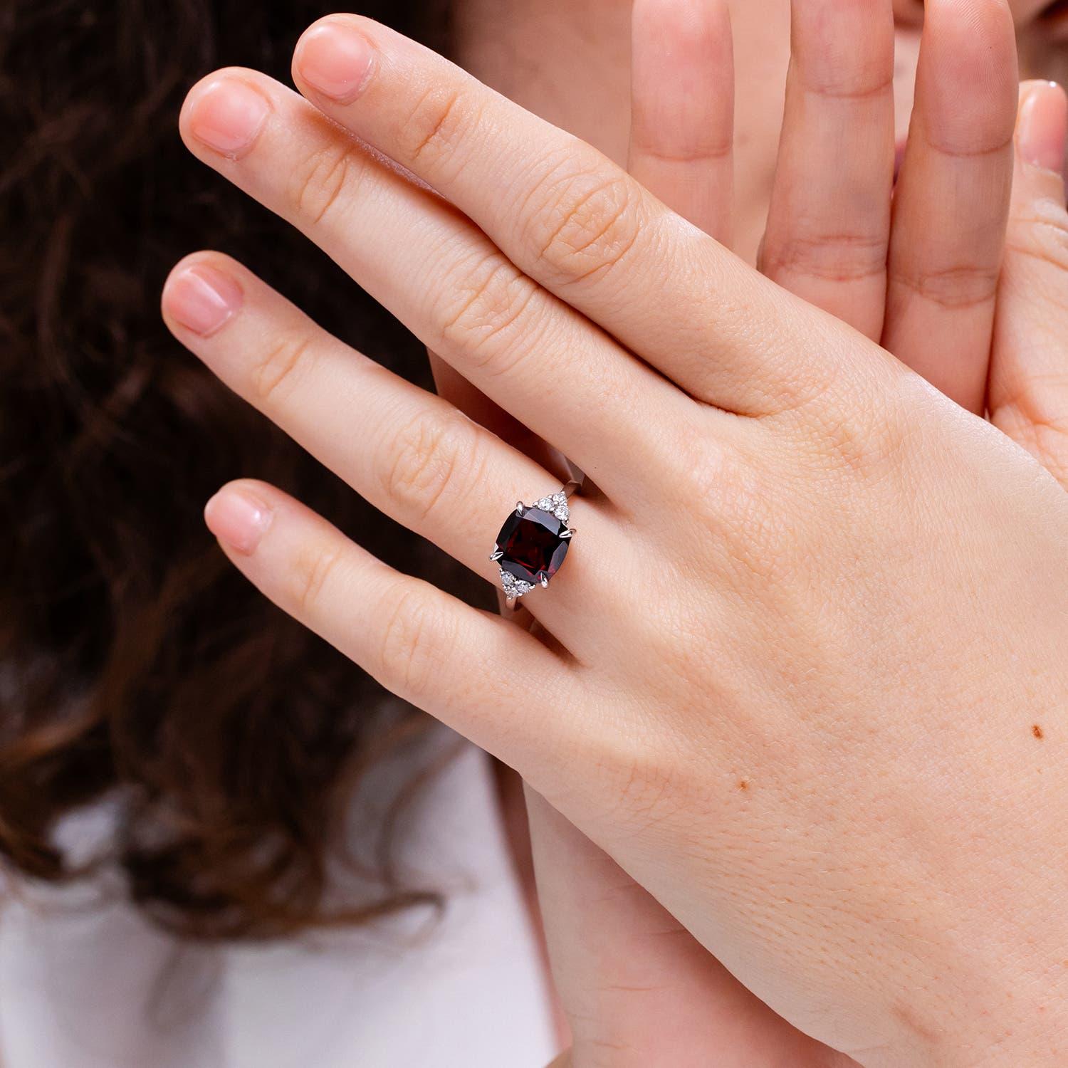 Angara Anillo de compromiso de granate natural en cojín de 3,6 ct con diamantes en oro de 14 quilates Moderno en venta