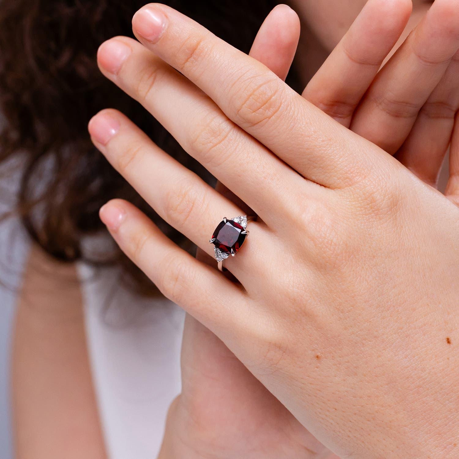 Angara Anillo de compromiso de granate natural en cojín de 3,6 ct con diamantes en oro de 14 quilates Corte cojín en venta