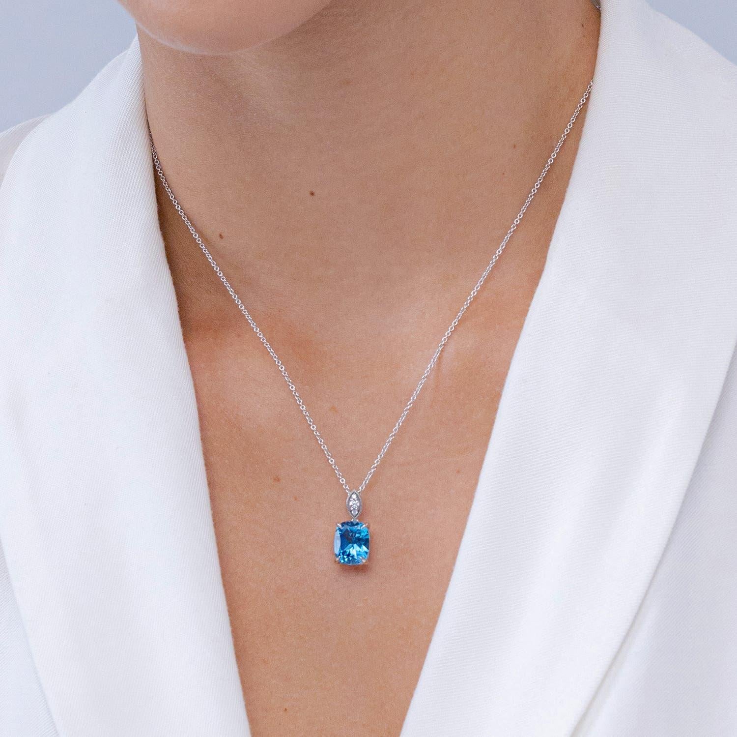 Moderne Angara Natural Cushion 4.5 ct Swiss Blue Topaz Pendant Diamond in 14K Solid Gold en vente