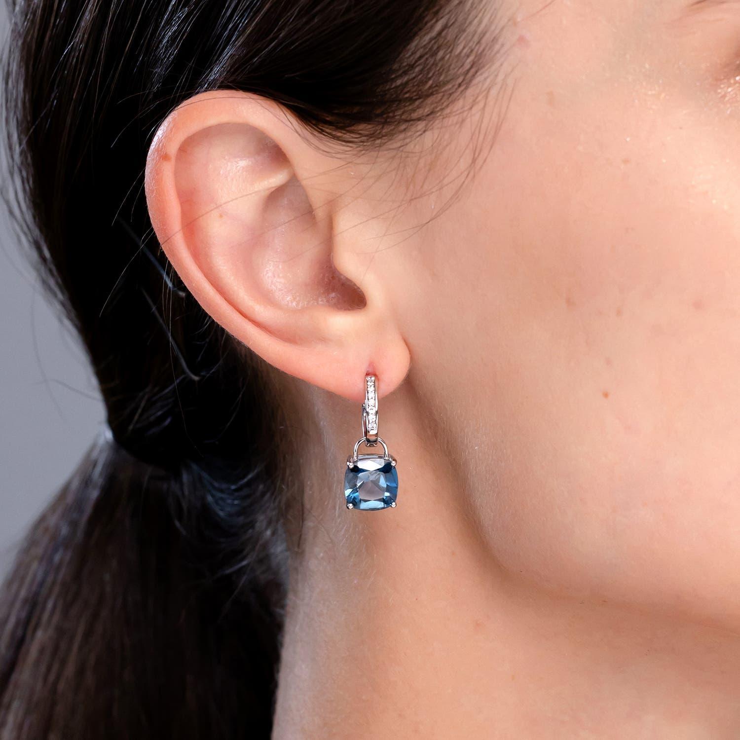 Angara Natural Cushion 6,6ct Londoner Blautopas Diamant Tropfen Ohrringe in 14K Gold (Moderne) im Angebot