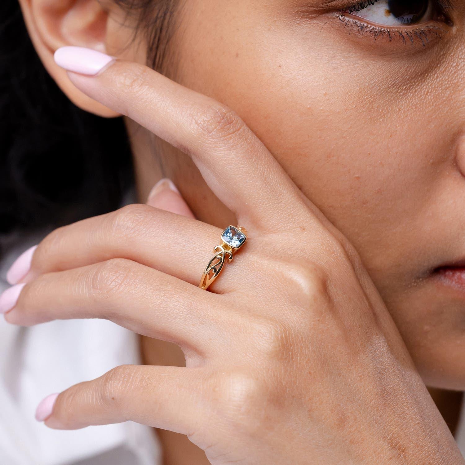 Angara Natural Cushion Aquamarin Solitär Verlobungsring in 14K massivem Gold im Zustand „Neu“ im Angebot in Los Angeles, CA