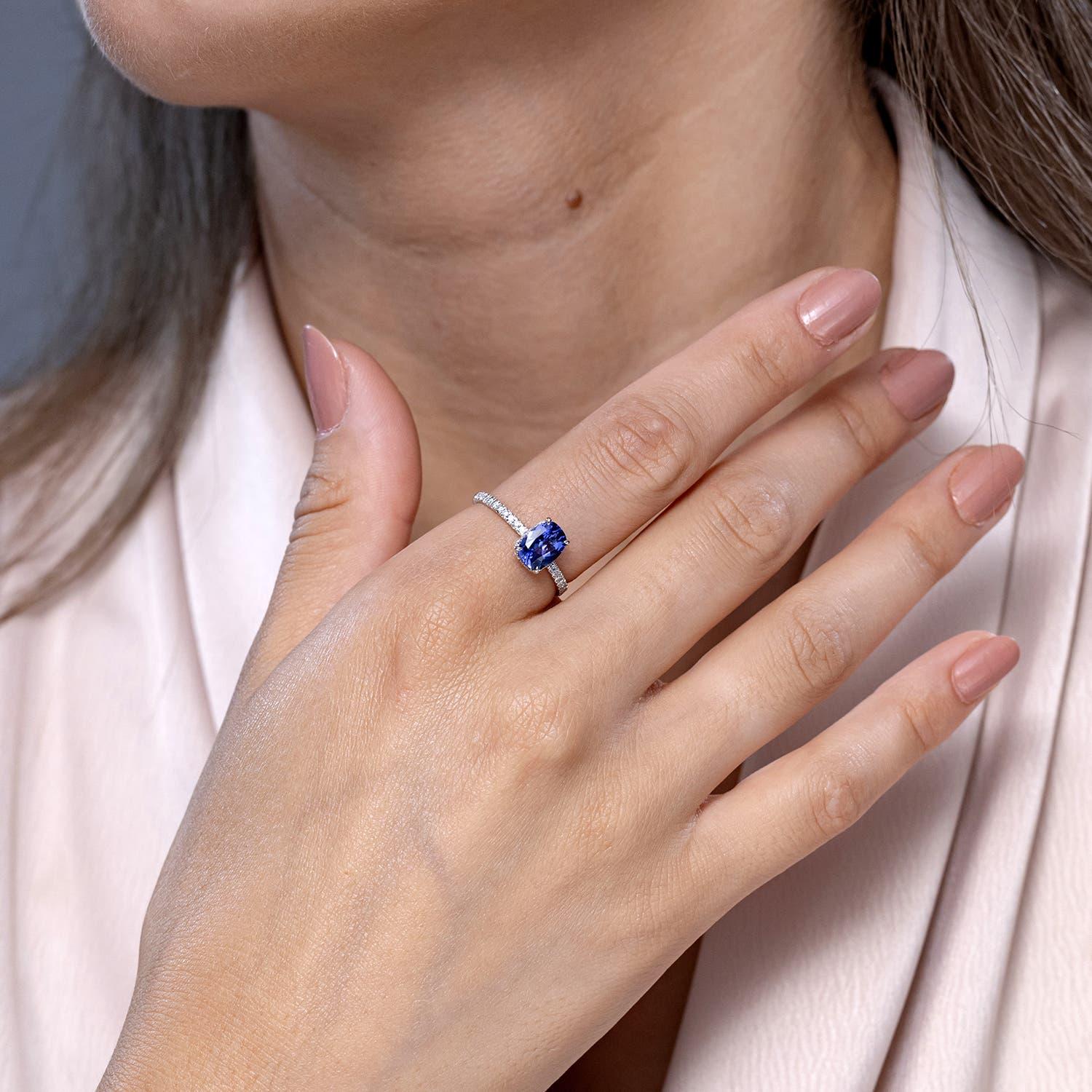 Anillo Angara de tanzanita natural talla cojín de 1,6 ct con diamante en oro macizo de 14 quilates Moderno en venta
