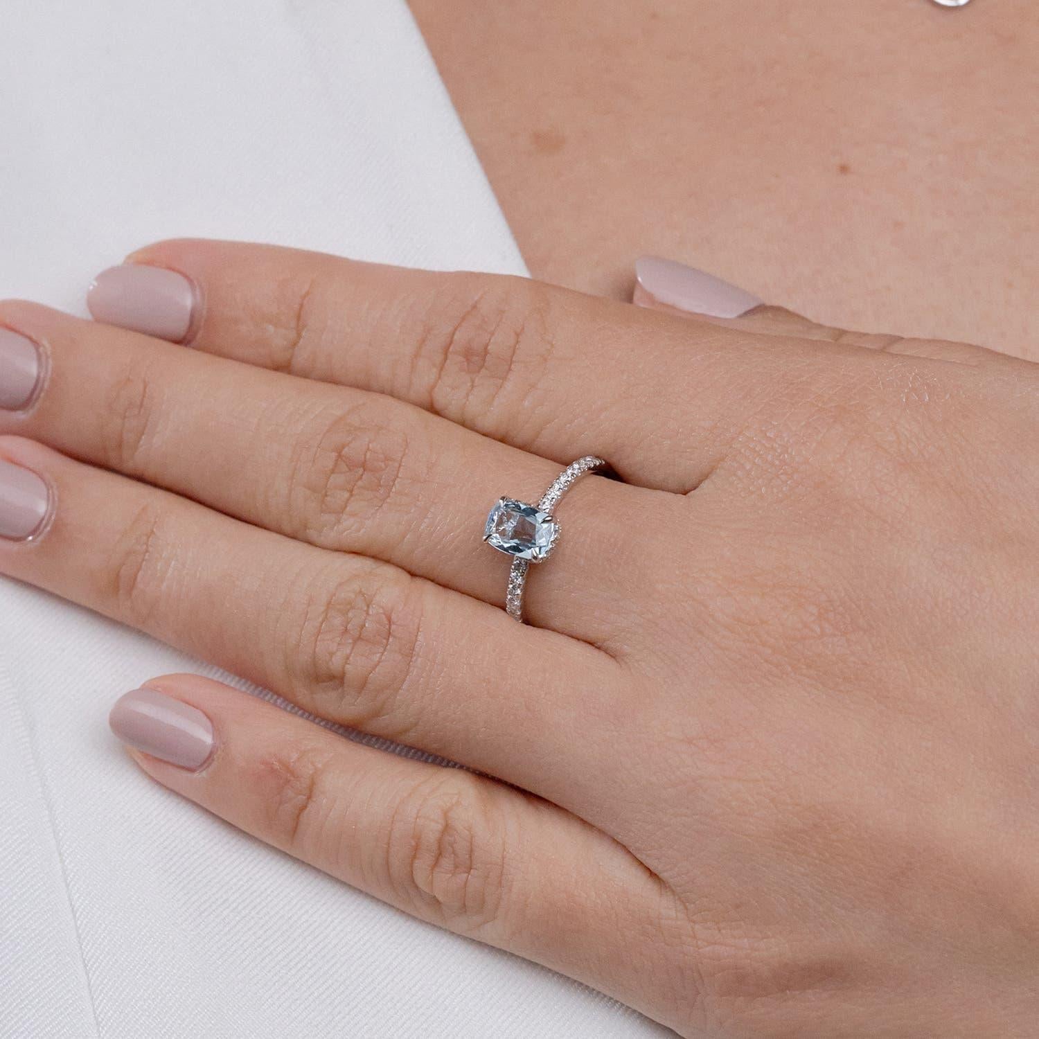 Moderne Bague de fiançailles en or 14 carats avec aigue-marine naturelle taillée en coussin et diamant en vente