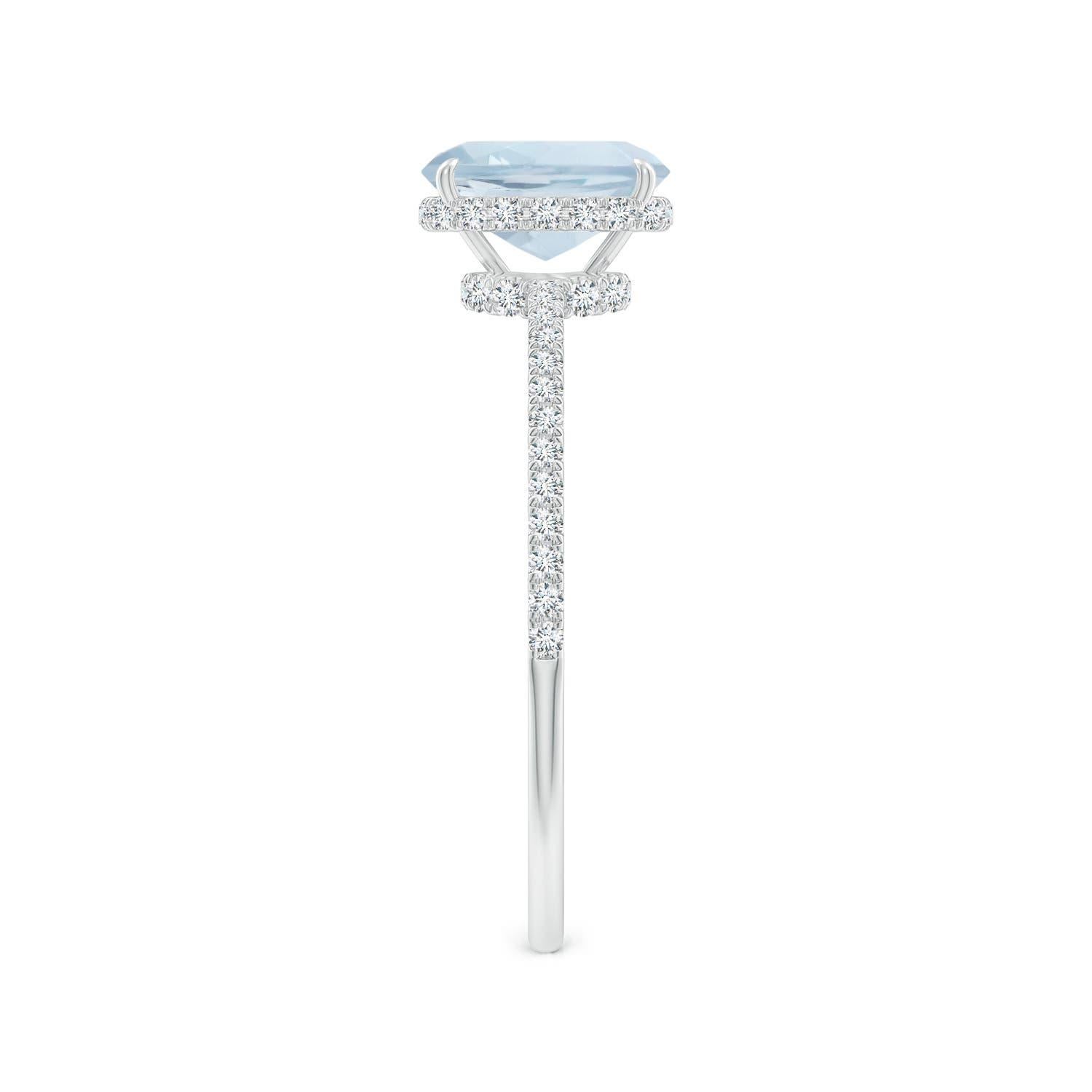 Taille coussin Bague de fiançailles en or 14 carats avec aigue-marine naturelle taillée en coussin et diamant en vente