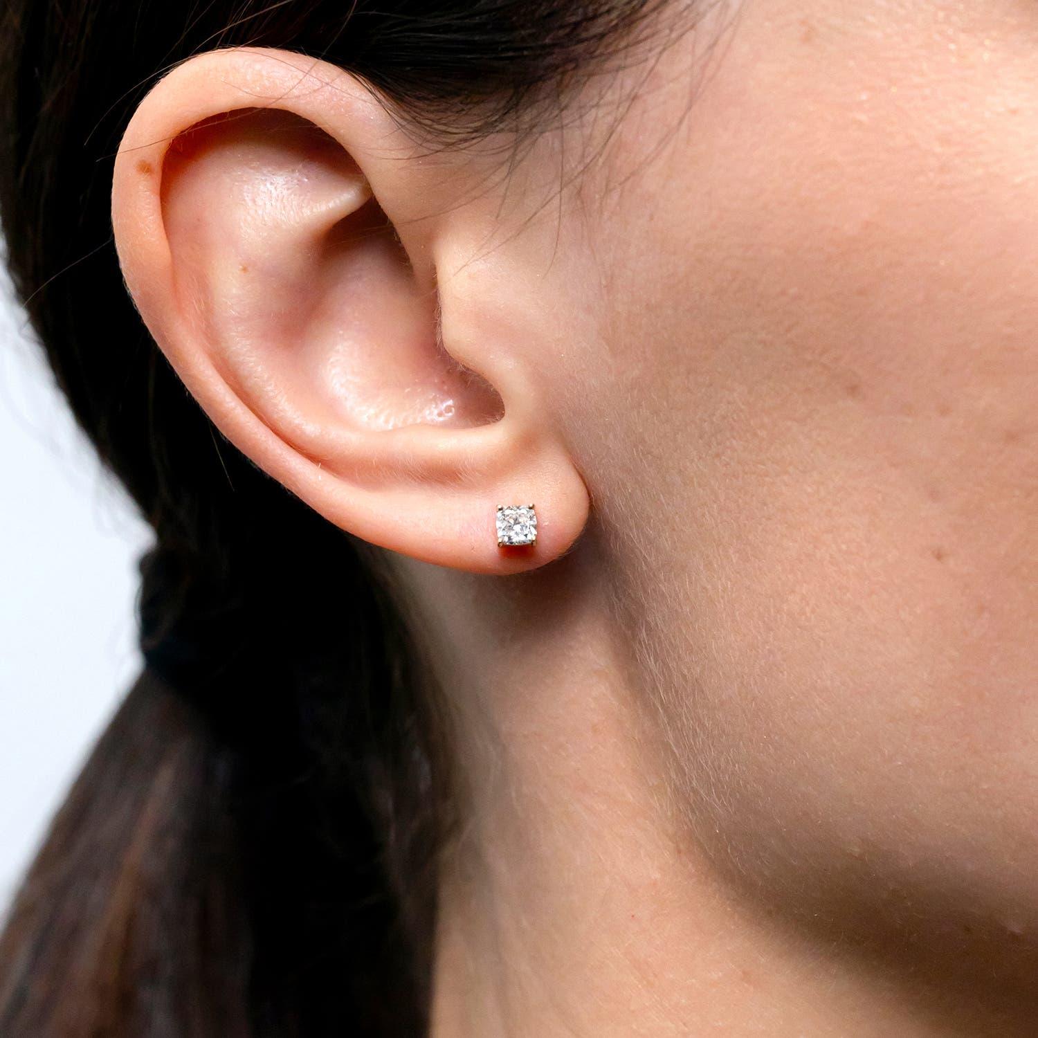 Taglio cuscino Orecchini a perno con solitario di diamanti naturali Angara in oro massiccio 14K in vendita