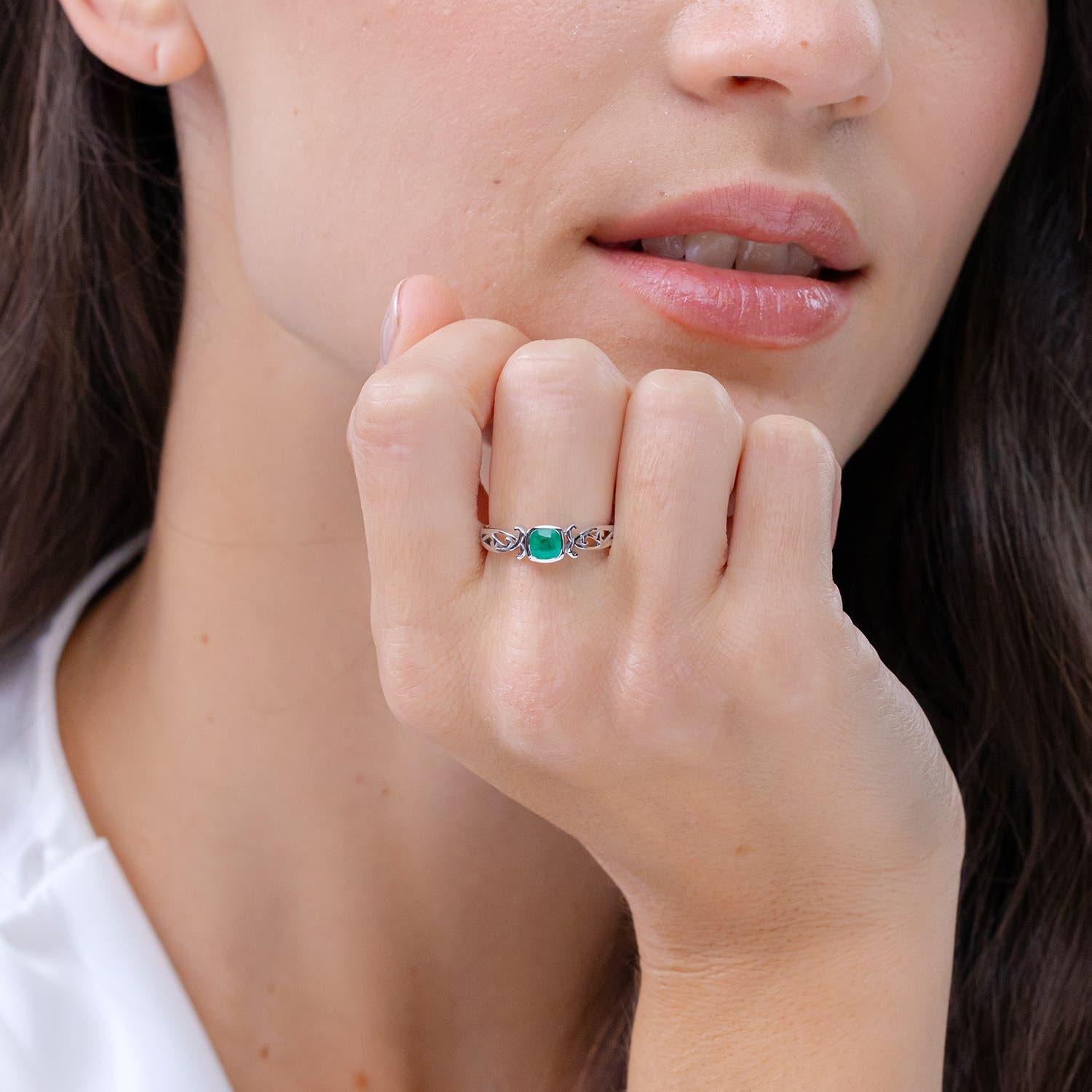Moderno Anello di fidanzamento solitario con smeraldo naturale a cuscino di Angara in oro massiccio 14K in vendita