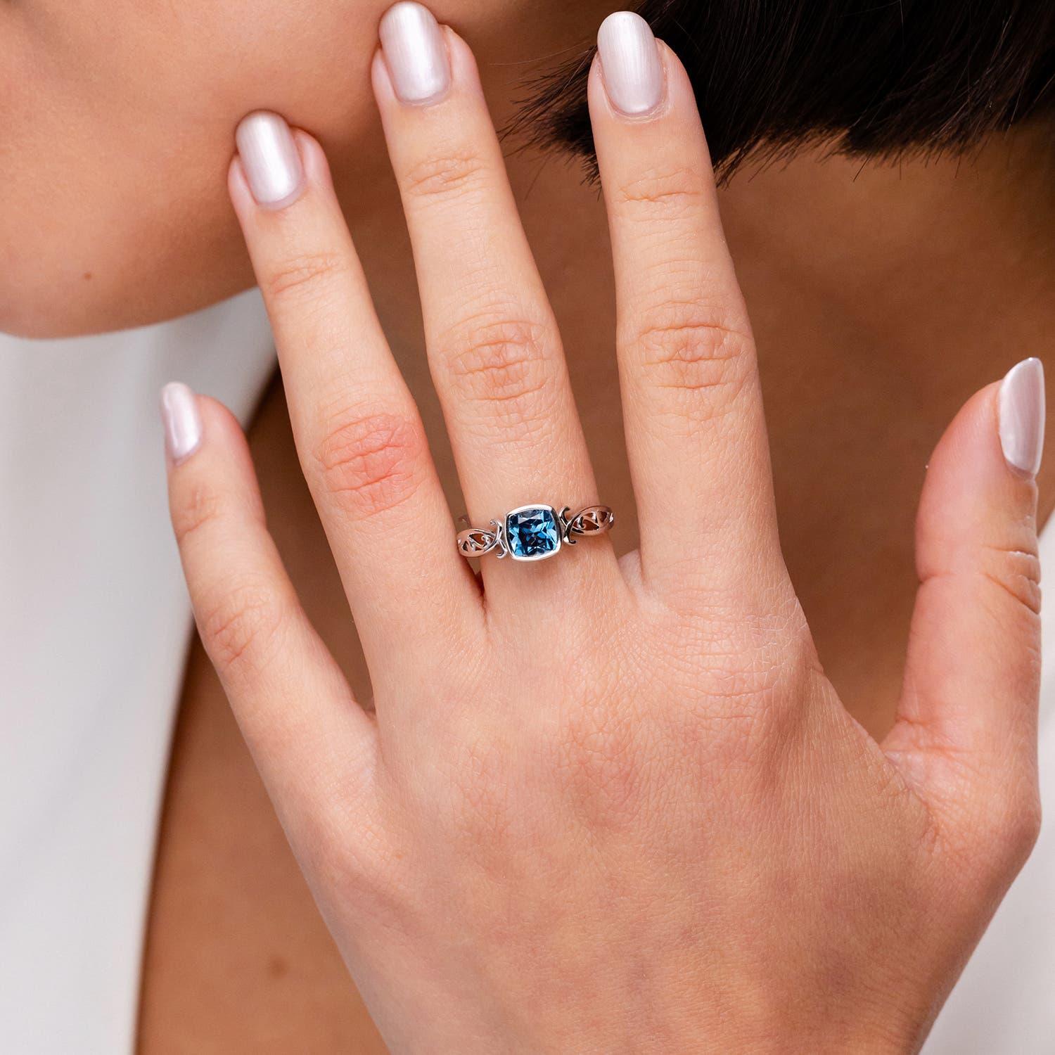 Angara natürlichen Kissen London Blue Topaz Solitär Ring in 14K massivem Gold (Kissenschliff) im Angebot