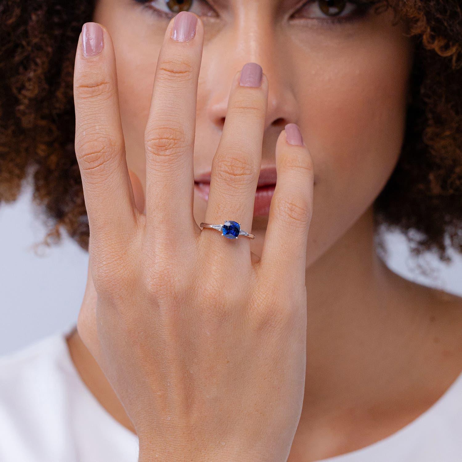 Angara Natural Cushion Sapphire Ring mit Baguette-Diamanten in 14K massivem Gold (Moderne) im Angebot