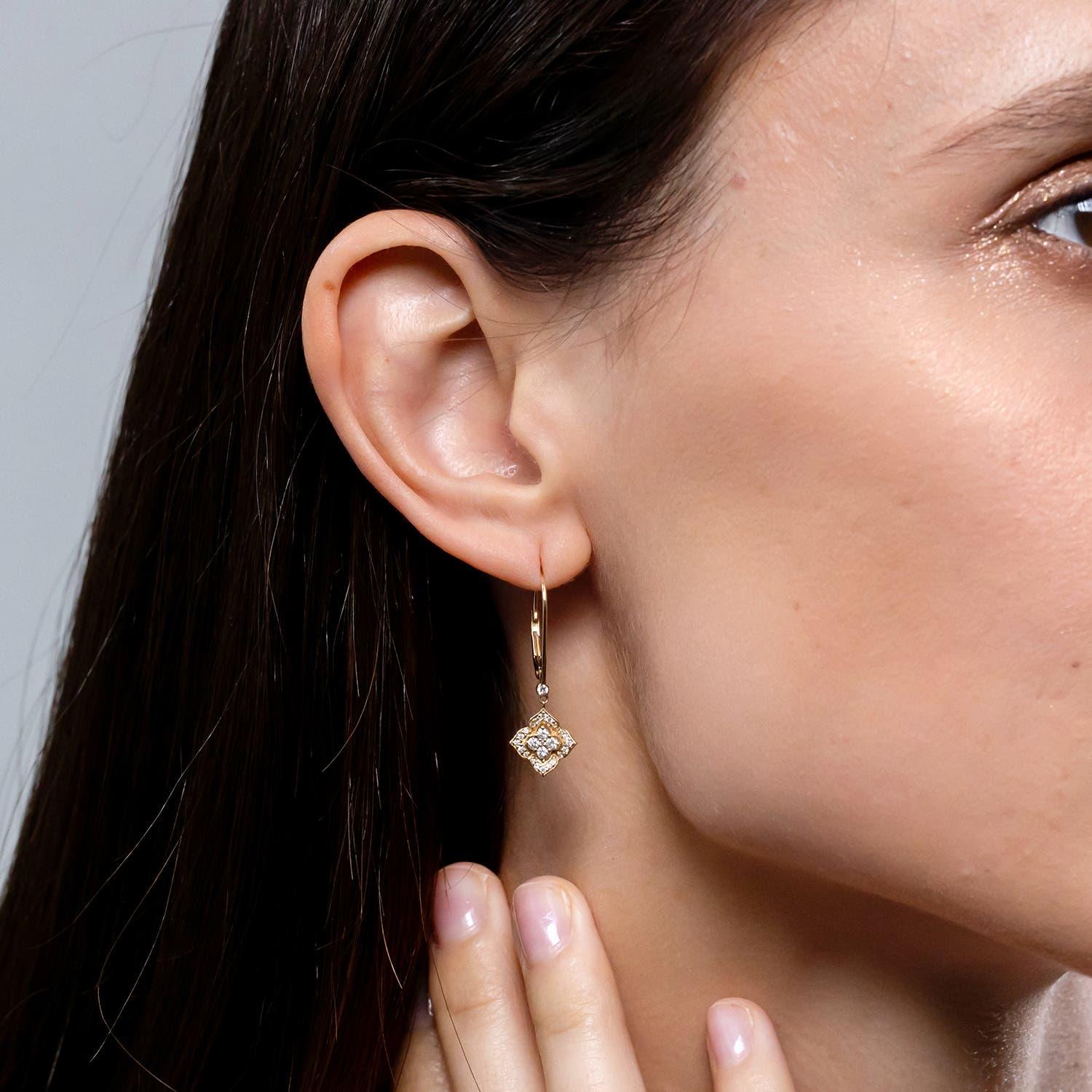 Moderno Orecchini a lobo con diamante naturale Angara in oro massiccio 14K per donna in vendita