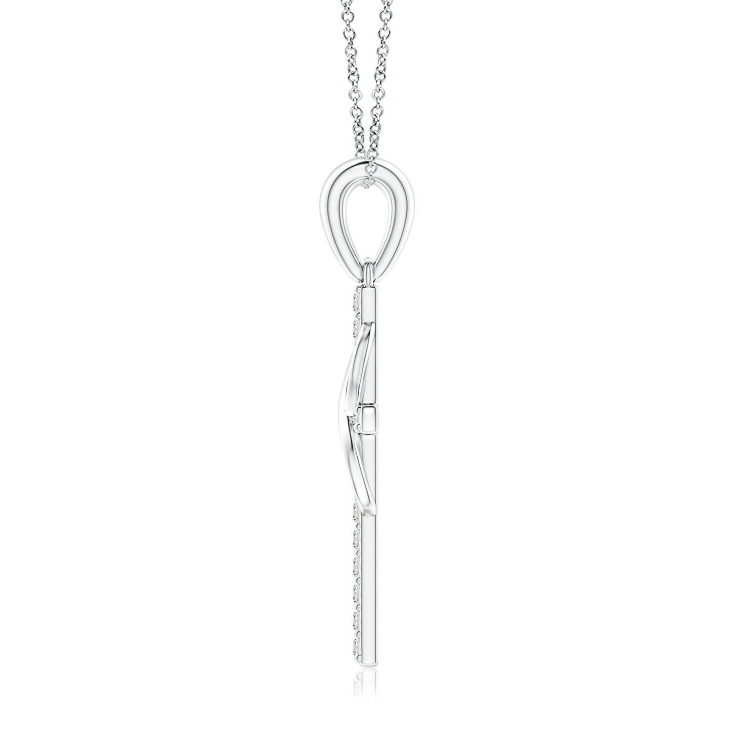 Dieses ikonische religiöse Symbol bietet zwei bedeutungsvolle Blicke in einem. Das mit Diamanten besetzte Kreuz, das an einem schlichten Ballen hängt, steht für Hoffnung und Glauben. Es ist mit einer vertikal verschlungenen Unendlichkeitsschleife