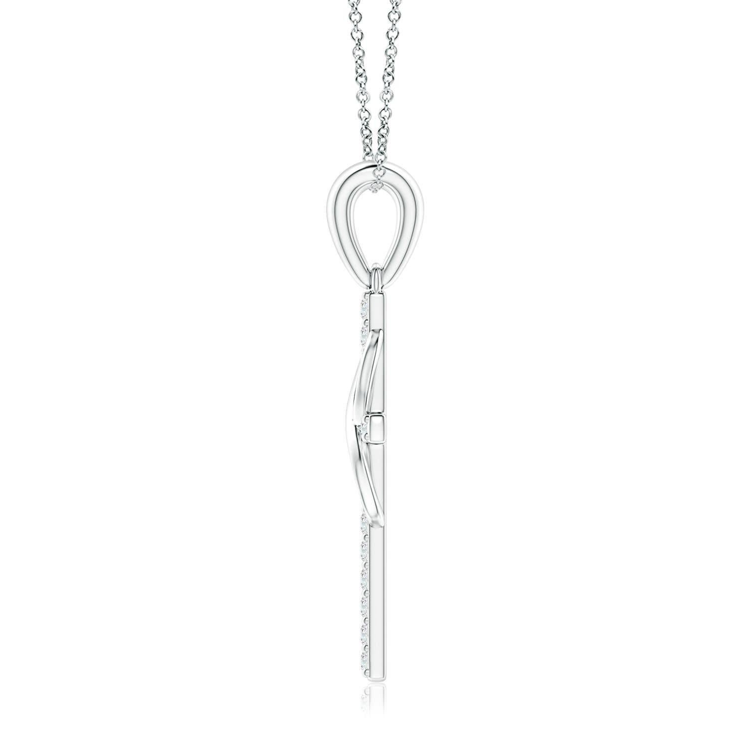 Dieses ikonische religiöse Symbol bietet zwei bedeutungsvolle Blicke in einem. Das mit Diamanten besetzte Kreuz, das an einem schlichten Ballen hängt, steht für Hoffnung und Glauben. Es ist mit einer vertikal verschlungenen Unendlichkeitsschleife