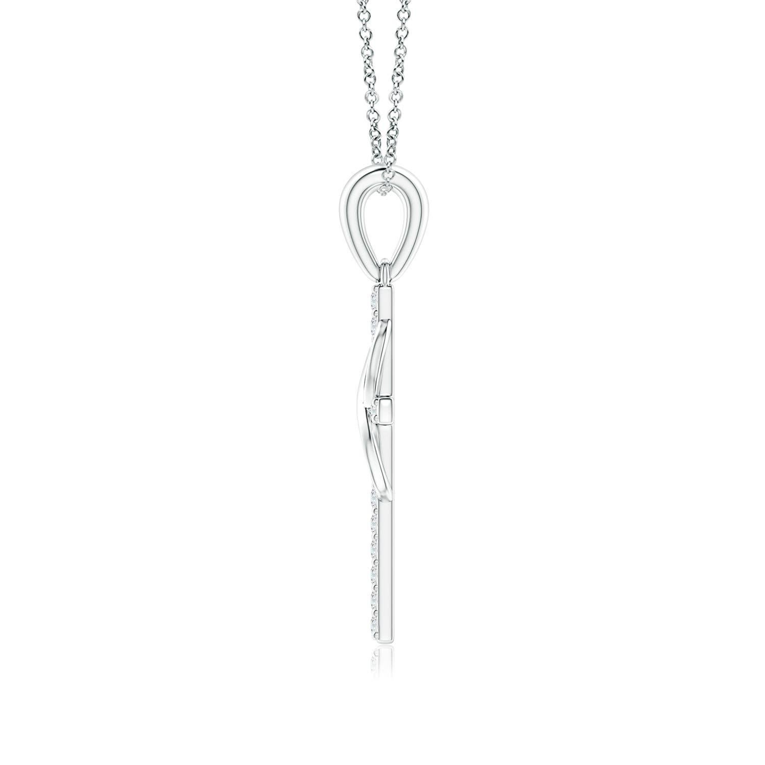 Ce symbole religieux emblématique présente deux aspects significatifs en un. La croix sertie de diamants, suspendue à une balle unie, représente l'espoir et la foi. Il est orné d'une boucle d'infini entrelacée verticalement qui représente l'amour