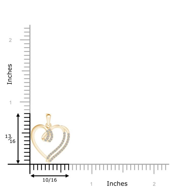 Ce pendentif à double cœur en or jaune 14k présente un effet de chevauchement fascinant. Des diamants blancs éblouissants en serti clos dentellent en partie les extrémités effilées et les courbes intérieures des cœurs. Ce pendentif en forme de cœur
