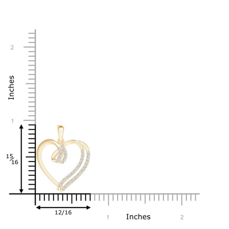 Questo ciondolo a doppio cuore in oro giallo 14 carati presenta un effetto di sovrapposizione ipnotico. Diamanti bianchi abbaglianti in un'incastonatura a griffe decorano in parte le estremità affusolate e le curve interne dei cuori. Questo ciondolo