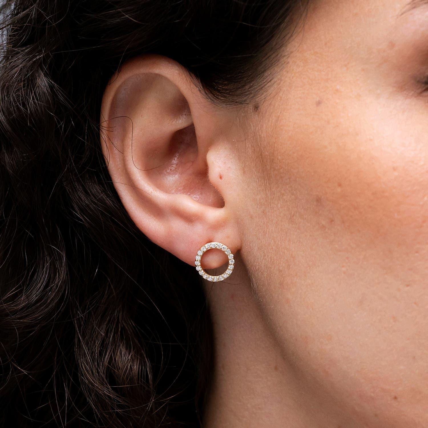 Moderno Orecchini a cerchio aperto con diamante naturale di Angara in oro massiccio 14K per donna in vendita