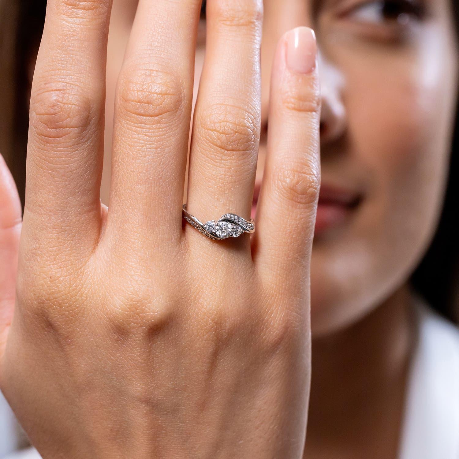 Angara Anillo de oro macizo de 14 quilates con tres piedras de diamantes naturales para mujer Moderno en venta