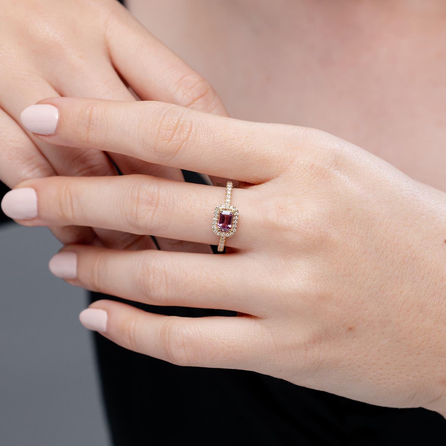 Angara Natural East West Smaragd-Schliff rosa Saphir Halo Ring in 14K massivem Gold (Moderne) im Angebot