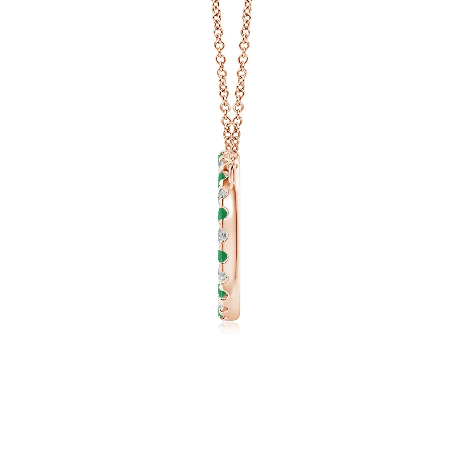 D'une élégance simple, ce pendentif éblouissant présente un cercle ouvert constellé d'émeraudes vertes luxuriantes et de diamants étincelants. Les pierres précieuses rayonnent d'une beauté à couper le souffle et semblent flotter sur la chaîne. Ce