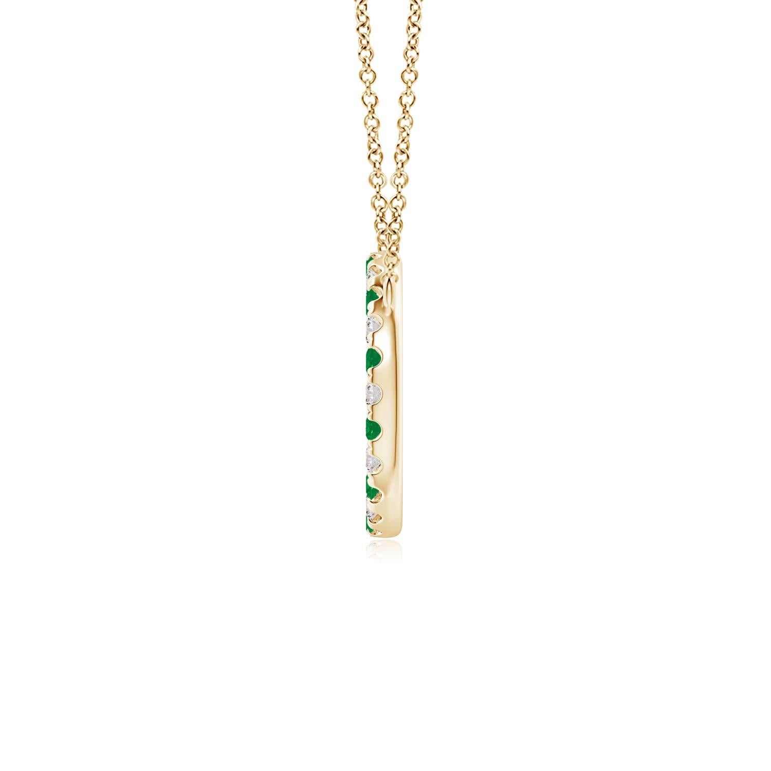 Dieser schlichte, elegante Anhänger besteht aus einem offenen Kreis, der mit üppigen grünen Smaragden und funkelnden Diamanten besetzt ist. Die Edelsteine strahlen eine atemberaubende Schönheit aus und scheinen auf der Kette zu schweben. Diese