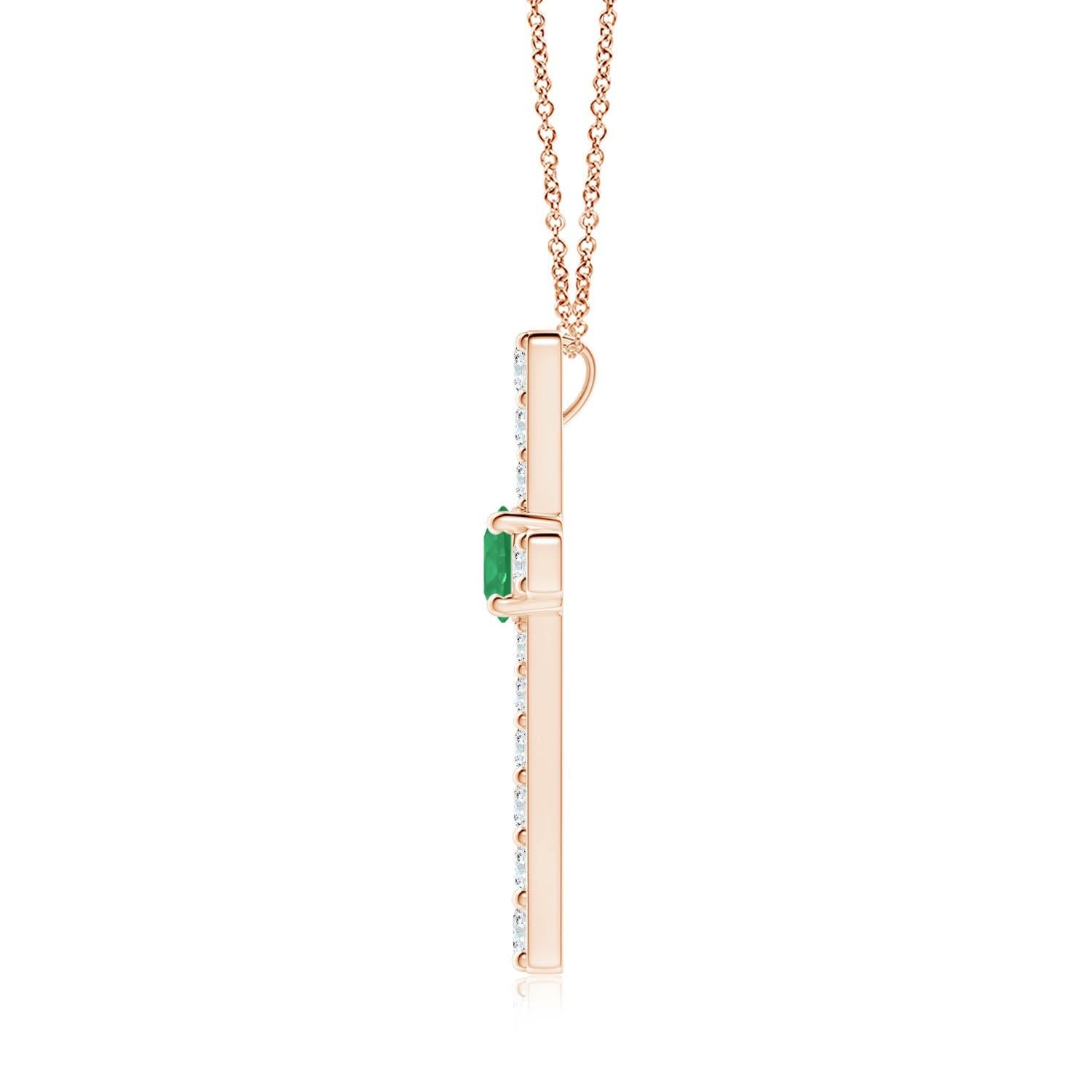 Questo ciondolo a forma di croce realizzato in oro rosa 14k è una splendida espressione della tua fede. È tempestato di diamanti rotondi incastonati e di un lussureggiante smeraldo verde al centro, che crea un bellissimo contrasto.
Lo smeraldo è la