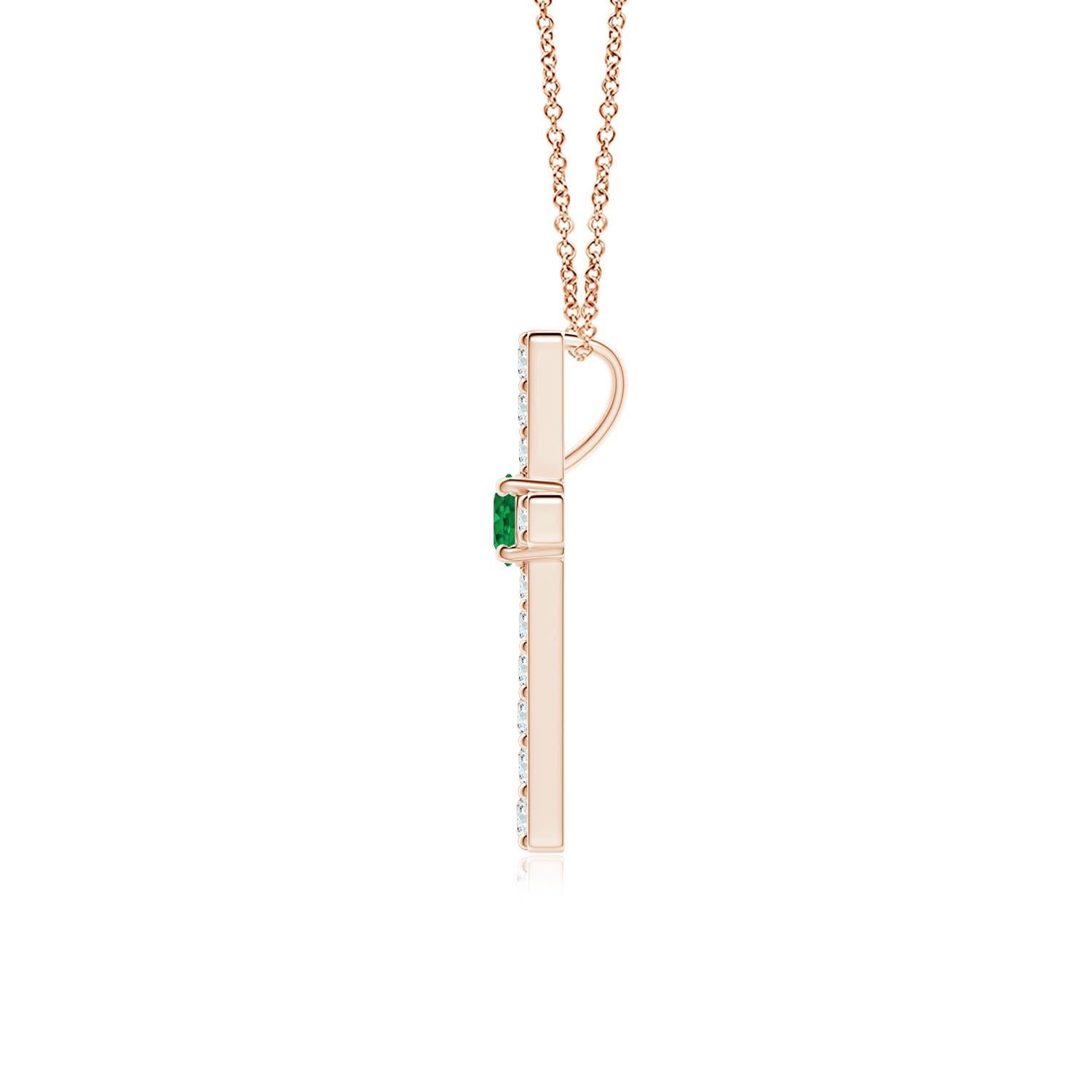 Questo ciondolo a forma di croce realizzato in oro rosa 14k è una splendida espressione della tua fede. È tempestato di diamanti rotondi incastonati e di un lussureggiante smeraldo verde al centro, che crea un bellissimo contrasto.
Lo smeraldo è la