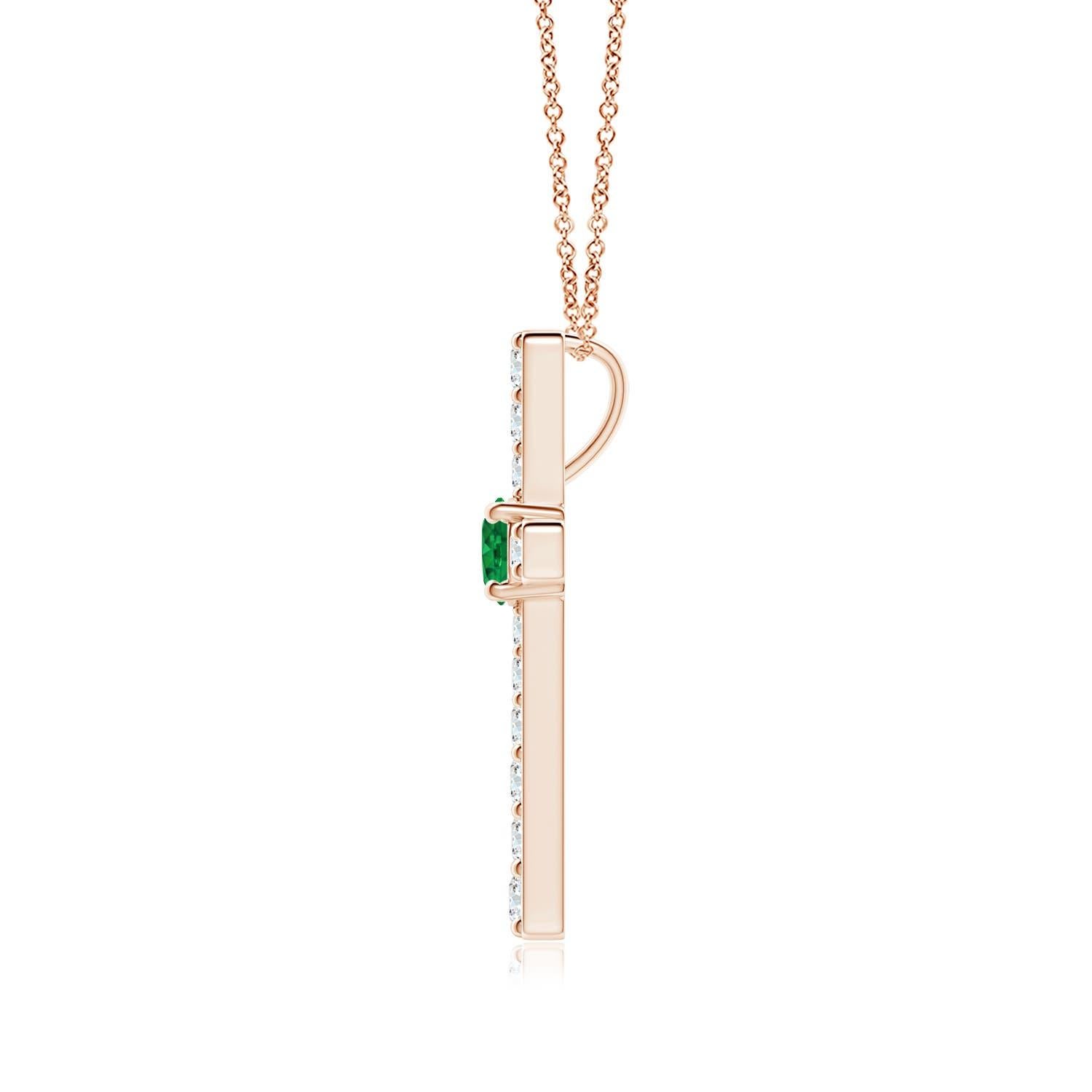 Questo ciondolo a forma di croce realizzato in oro rosa 14k è una splendida espressione della tua fede. È tempestato di diamanti rotondi incastonati e di un lussureggiante smeraldo verde al centro, che crea un bellissimo contrasto.
Lo smeraldo è la