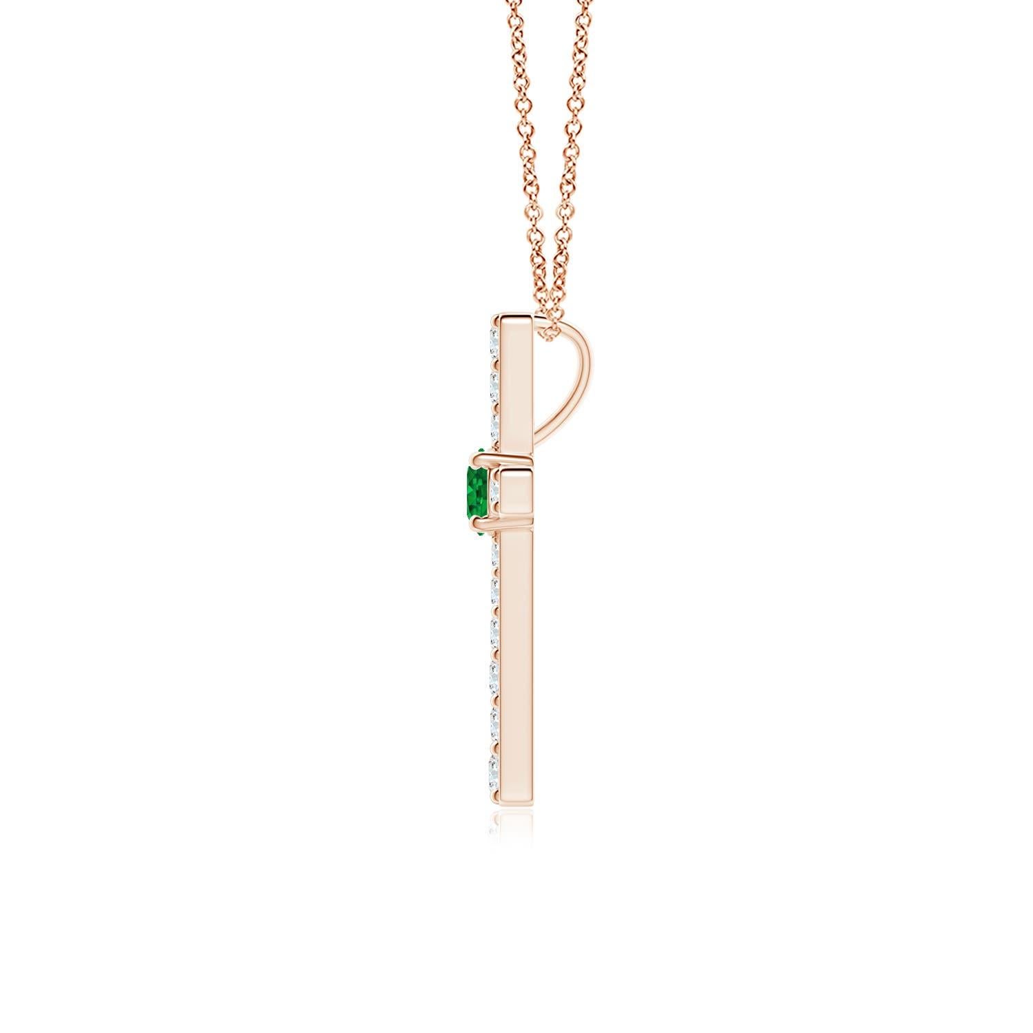 Ce pendentif en forme de croix réalisé en or rose 14k est une splendide expression de votre foi. Elle est ornée de diamants ronds sertis sur la tranche et d'une émeraude verte luxuriante en son centre, ce qui crée un magnifique contraste.
L'émeraude