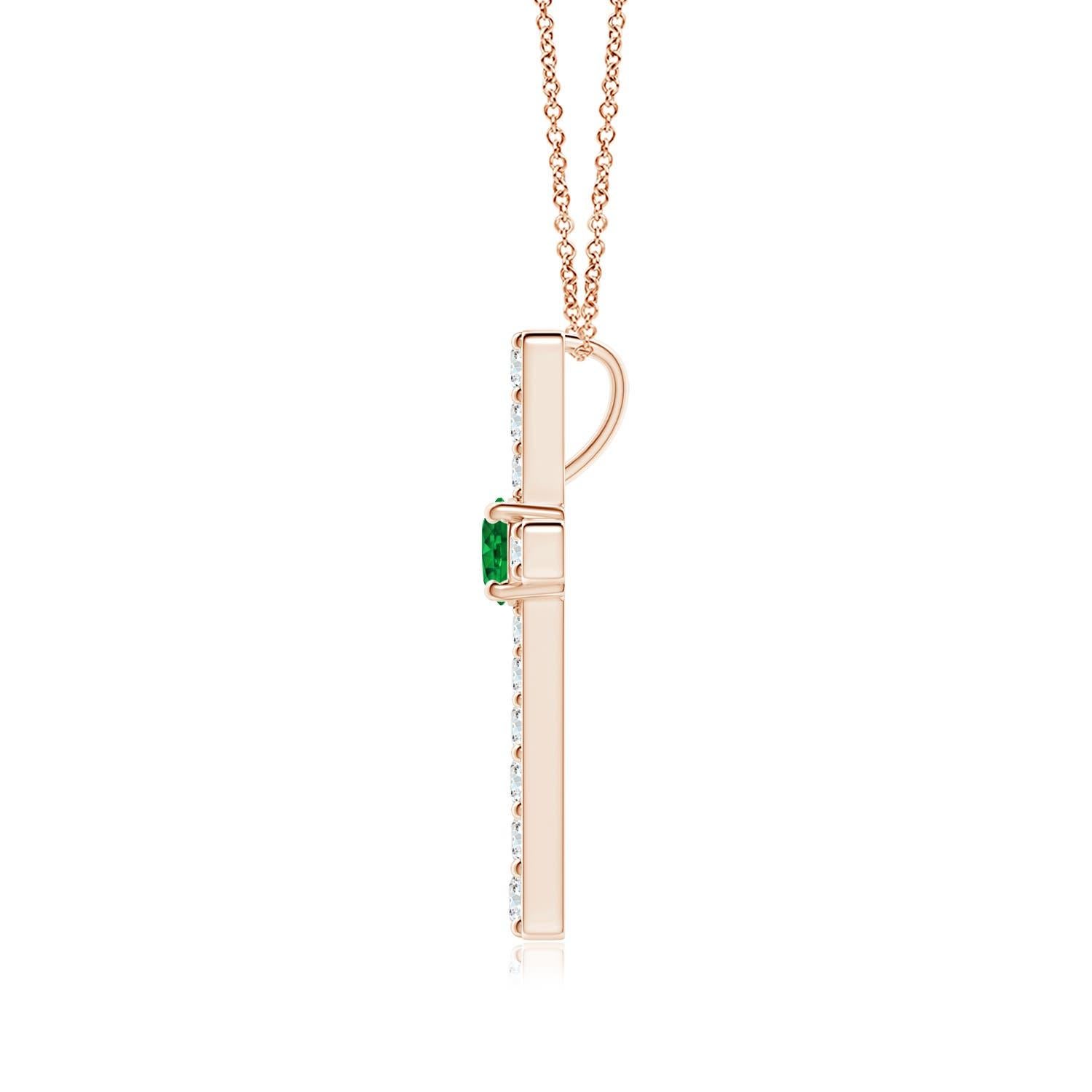 Questo ciondolo a forma di croce realizzato in oro rosa 14k è una splendida espressione della tua fede. È tempestato di diamanti rotondi incastonati e di un lussureggiante smeraldo verde al centro, che crea un bellissimo contrasto.
Lo smeraldo è la