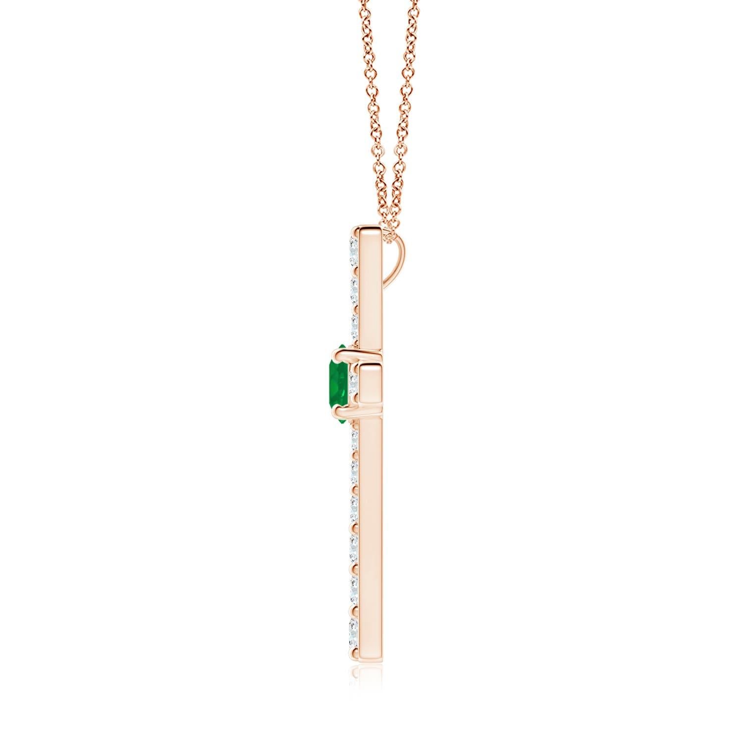 Ce pendentif en forme de croix réalisé en or rose 14k est une splendide expression de votre foi. Elle est ornée de diamants ronds sertis sur la tranche et d'une émeraude verte luxuriante en son centre, ce qui crée un magnifique contraste.
L'émeraude
