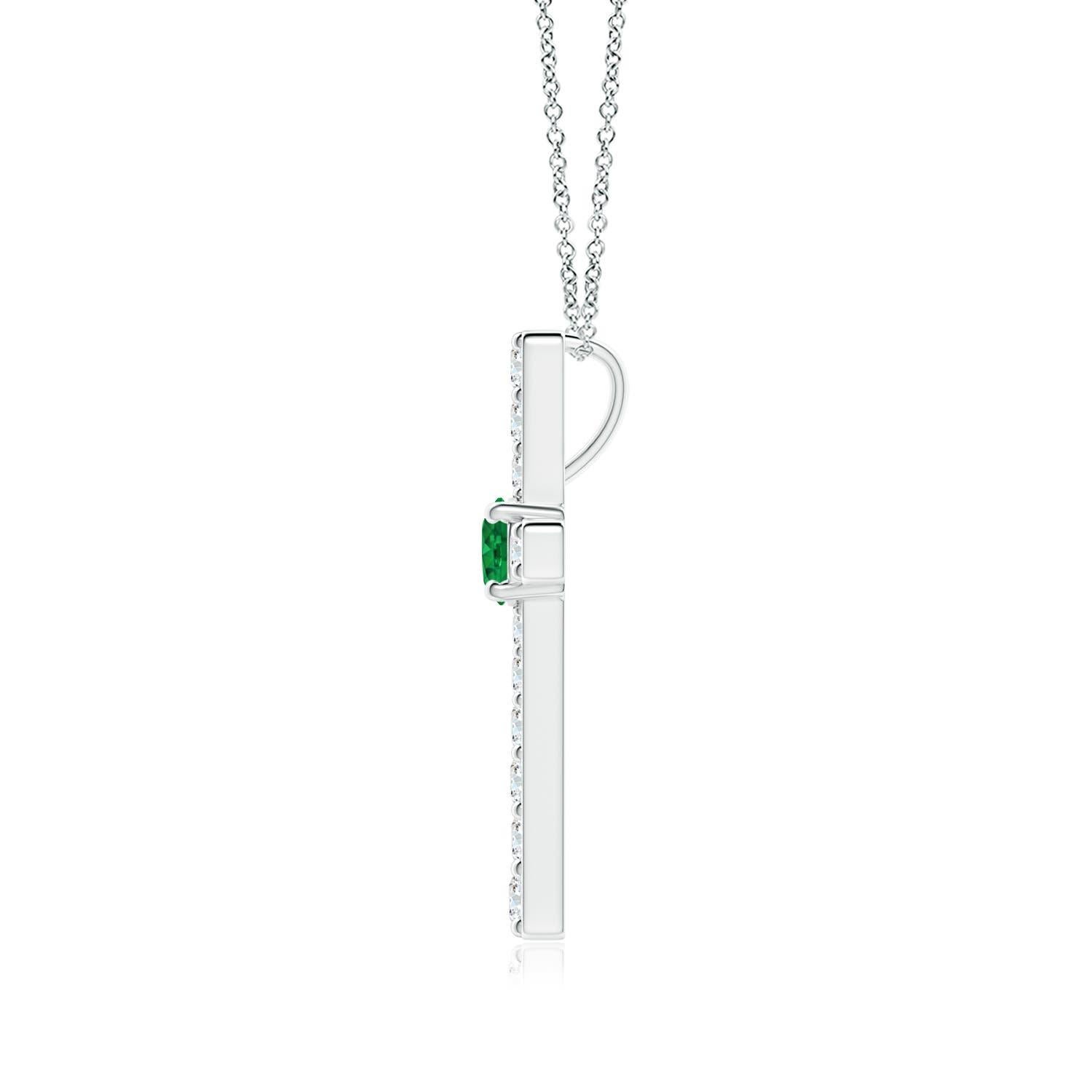Questo ciondolo a forma di croce realizzato in oro bianco 14k è una splendida espressione della tua fede. È tempestato di diamanti rotondi incastonati e di un lussureggiante smeraldo verde al centro, che crea un bellissimo contrasto.
Lo smeraldo è